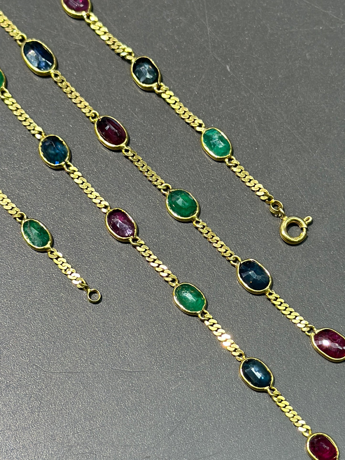 复古 18K 黄金绿宝石蓝宝石和红宝石链环项链