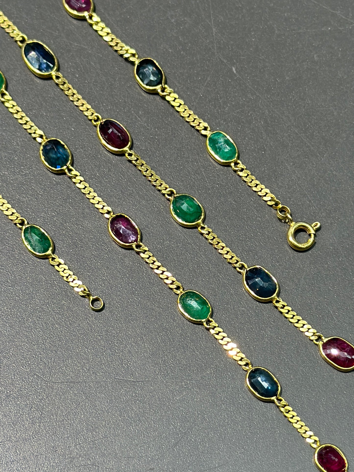 Collier vintage à maillons en saphir émeraude et rubis en or 18 carats