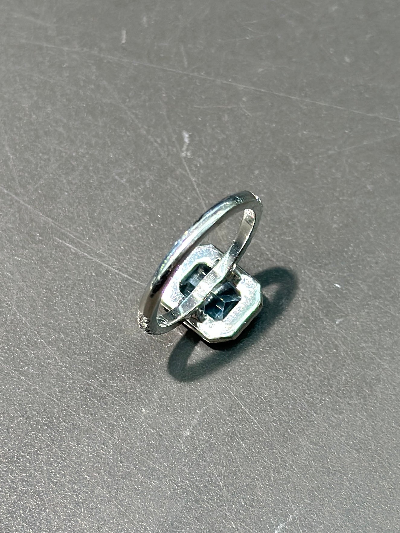 Bague halo pavé de diamants et aigue-marine en platine