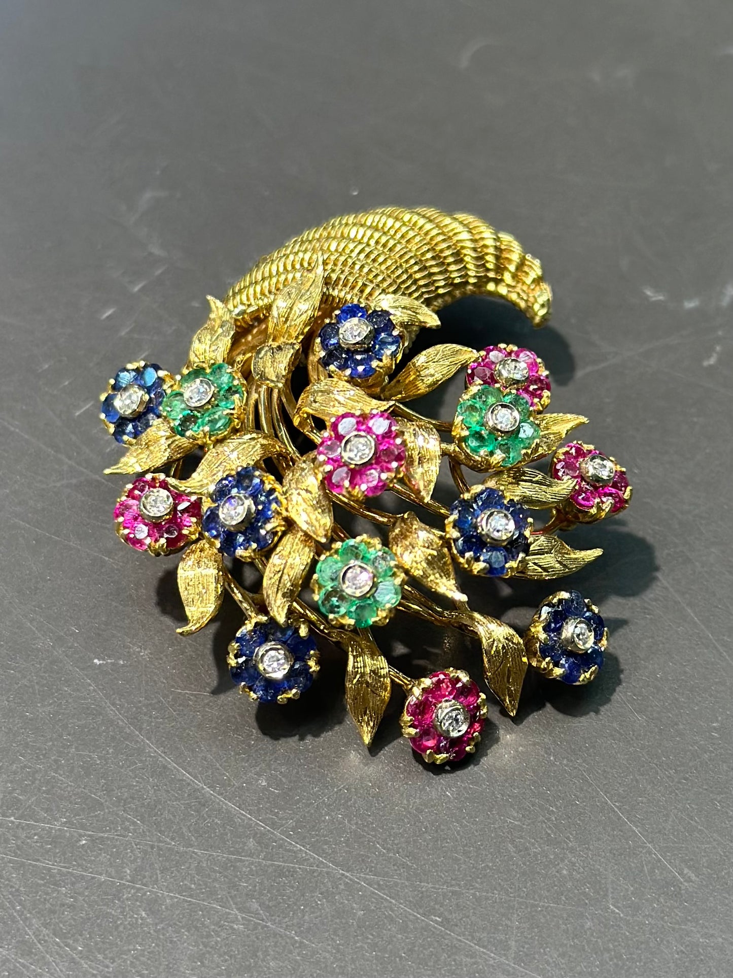 复古 18K 金蒂芙尼金红宝石、绿宝石和蓝宝石 Tremblant 花胸针