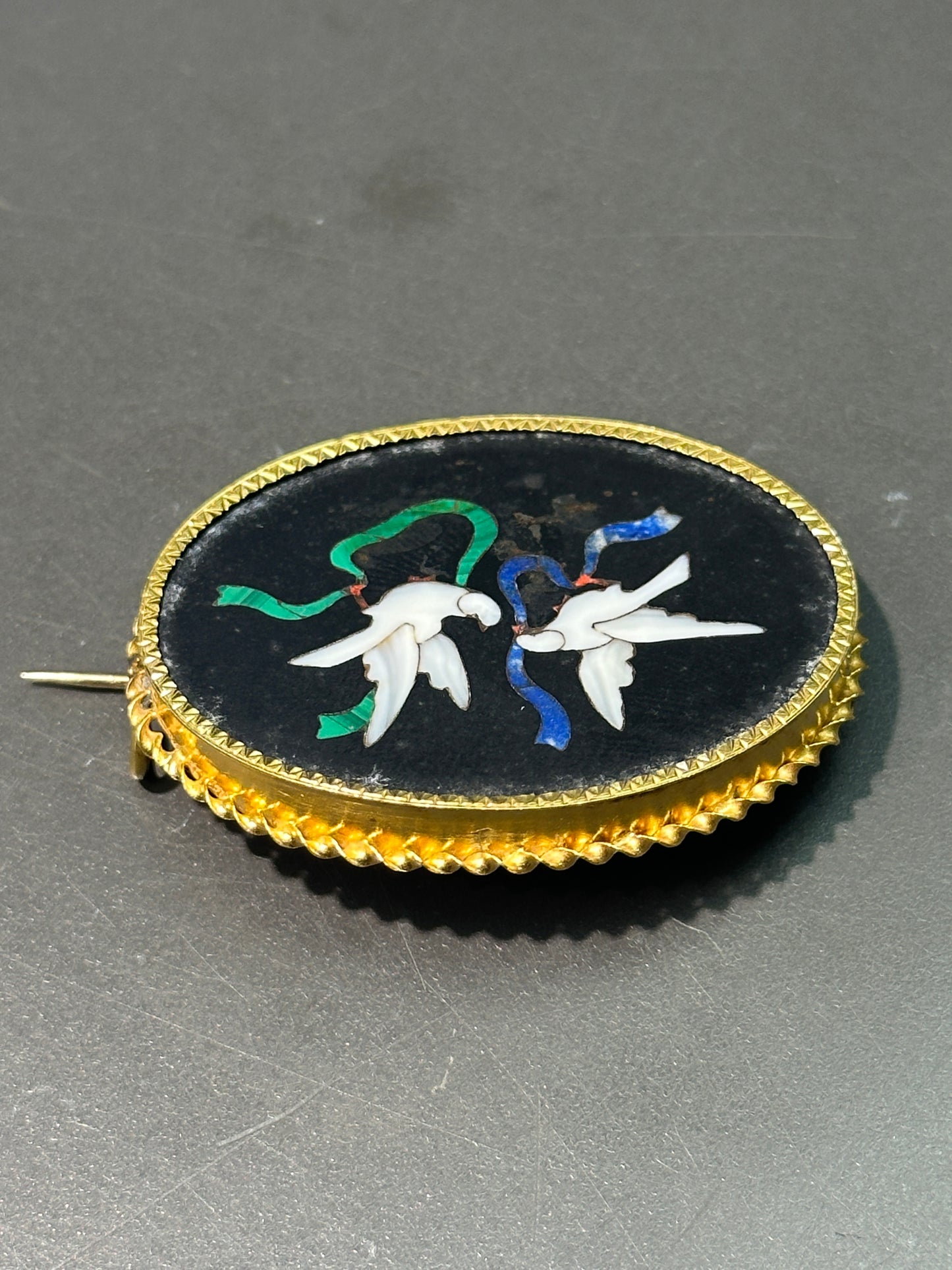 古董法国 18K 黄金鸽子丝带 Pietra Dura 胸针