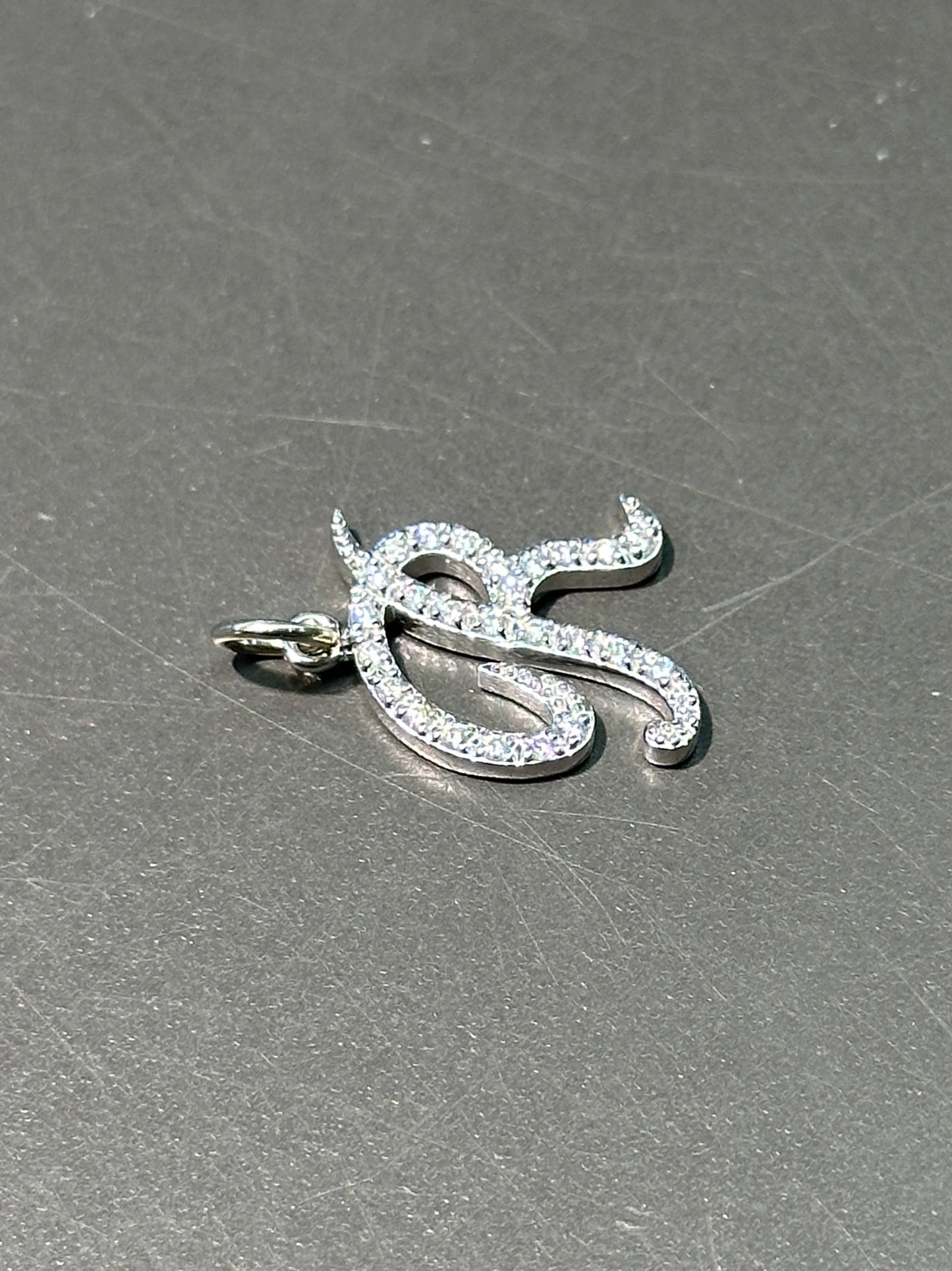 14K 白金钻石 R 字母吊饰
