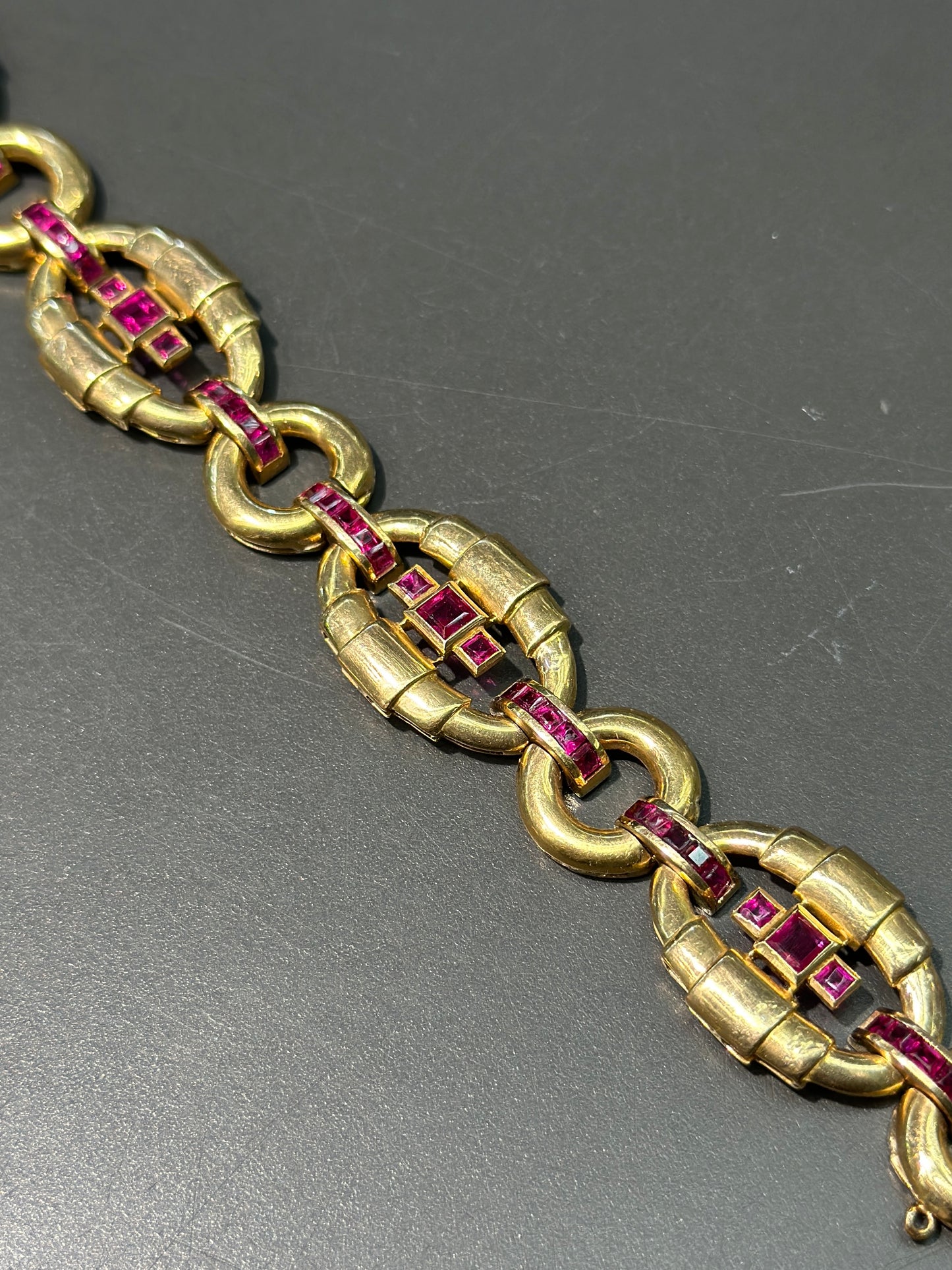 Bracelet structurel rétro en or jaune 18 carats avec rubis