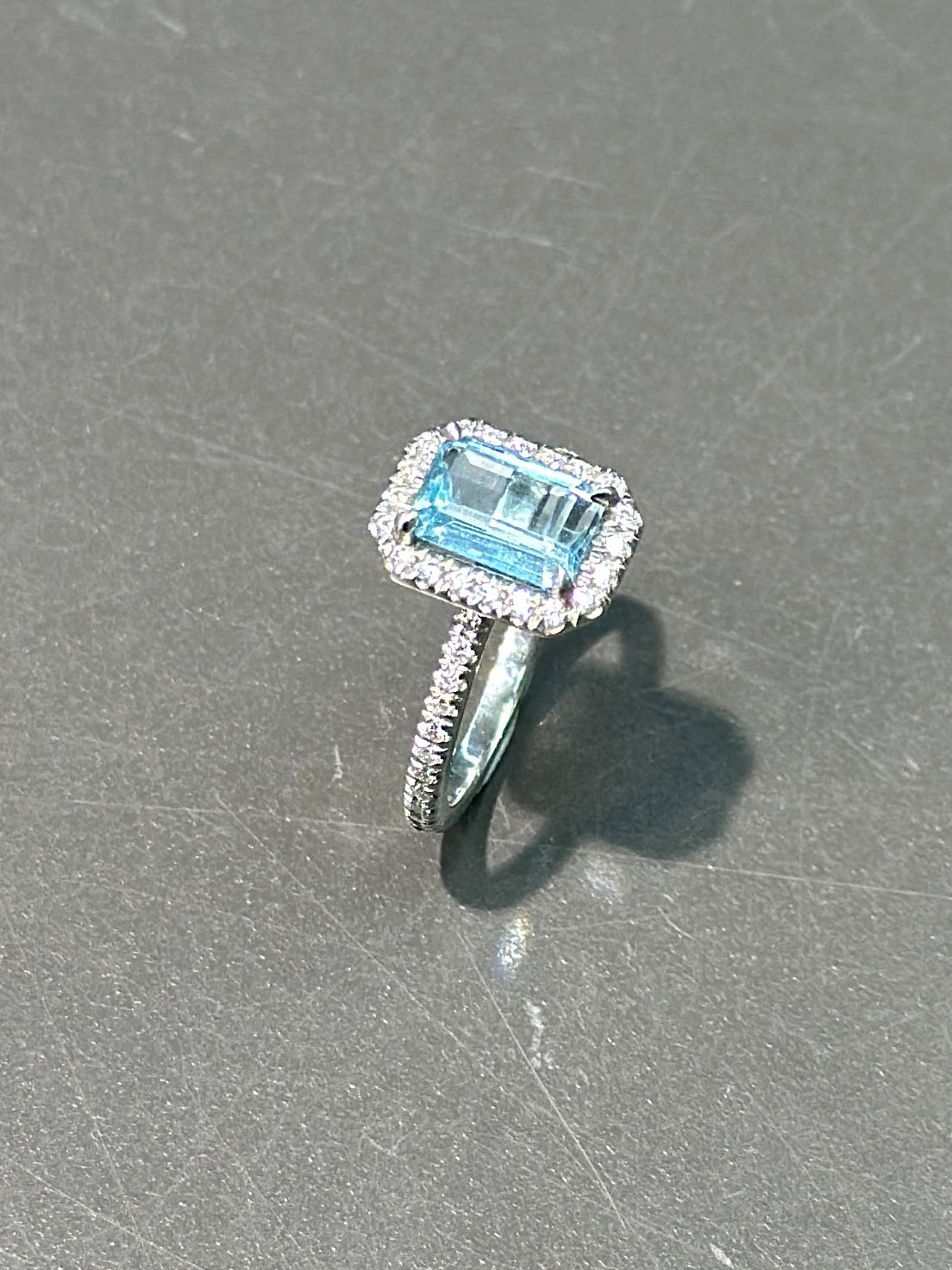 Bague halo pavé de diamants et aigue-marine en platine