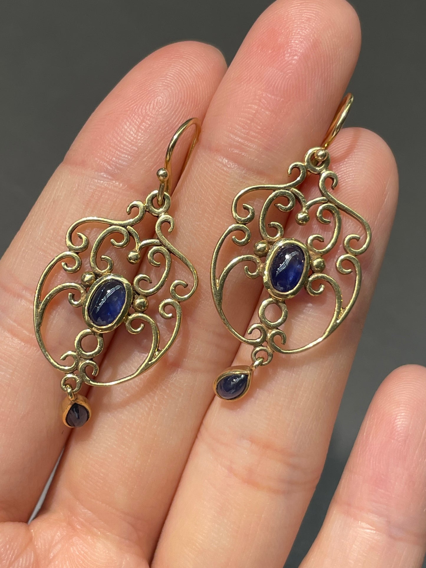14K Yellow Gold Sapphire Motif Earring