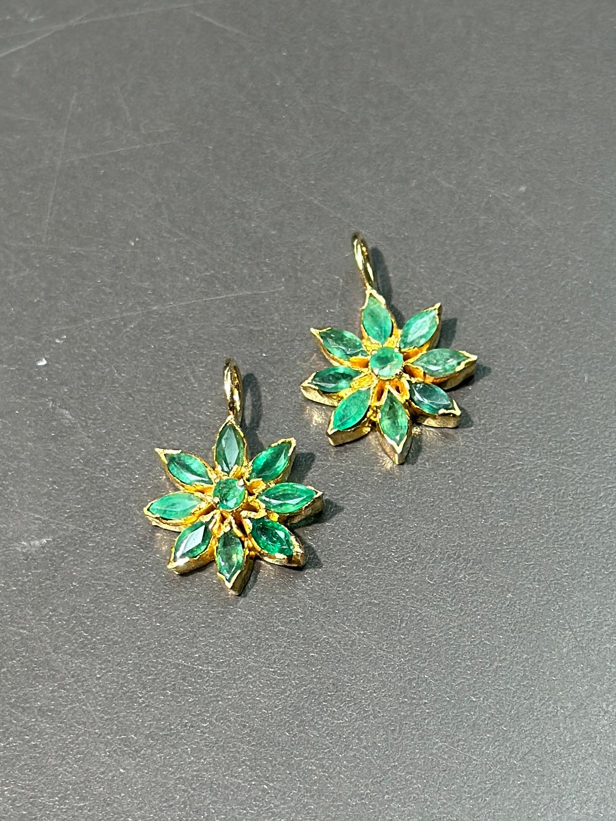 18K 金花朵绿宝石吊坠