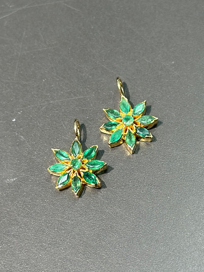 18K 金花朵绿宝石吊坠