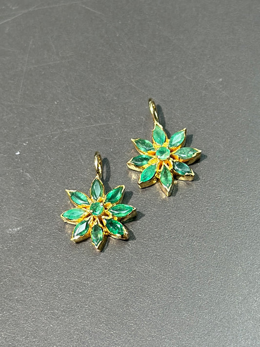 18K 金花朵绿宝石吊坠