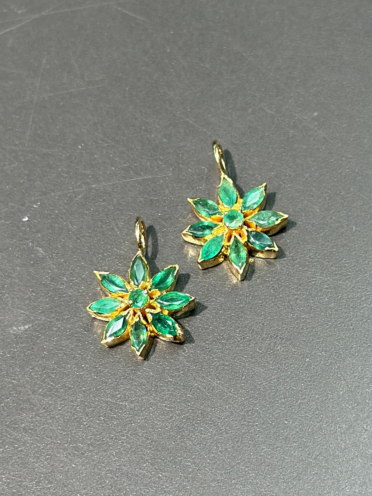 18K Gold Flower Emerald Pendant