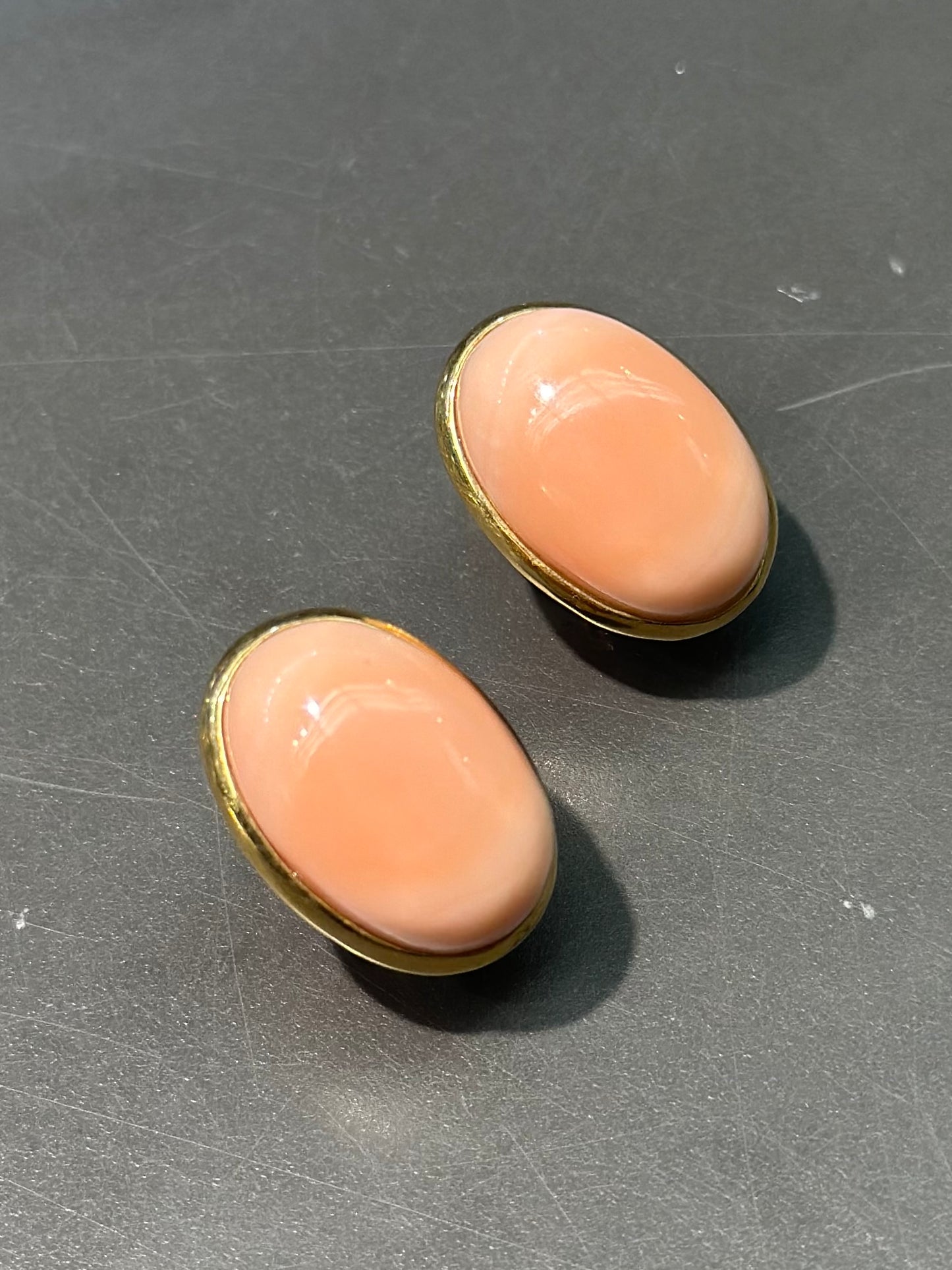 Vintage 18K Gold Angel Skin Coral Cabochon Earring