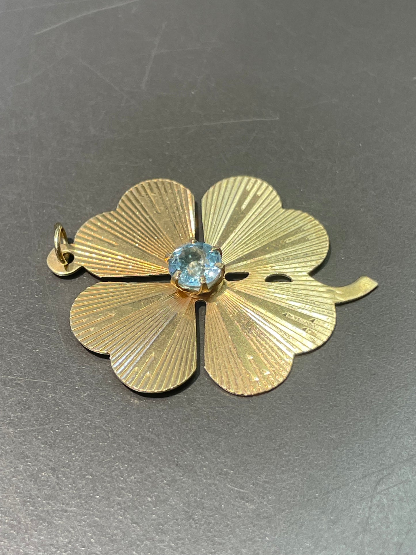 Vintage 14K Yellow Gold Topaz Engine Turned Clover Shamrock Pendant Charm
