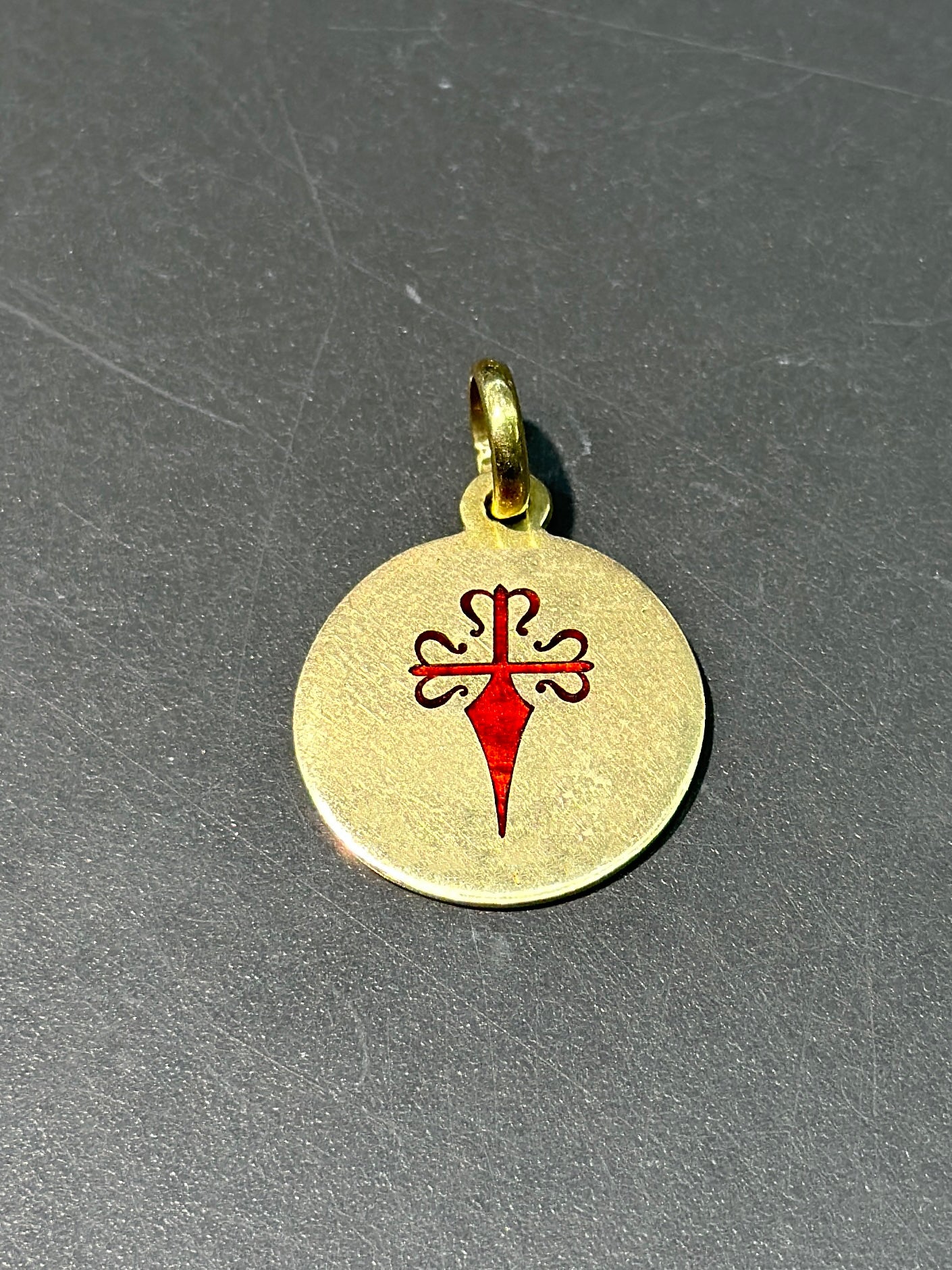 Pendentif croix de Saint-Jacques vintage en or 14 carats en taille-douce