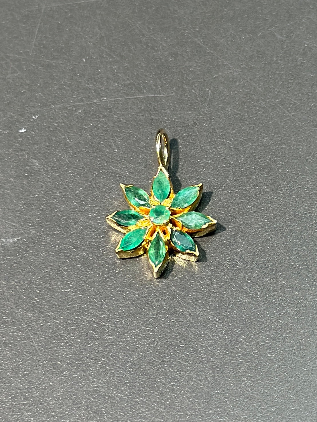 18K 金花朵绿宝石吊坠
