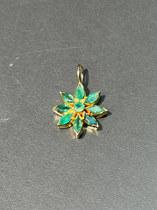 18K 金花朵绿宝石吊坠