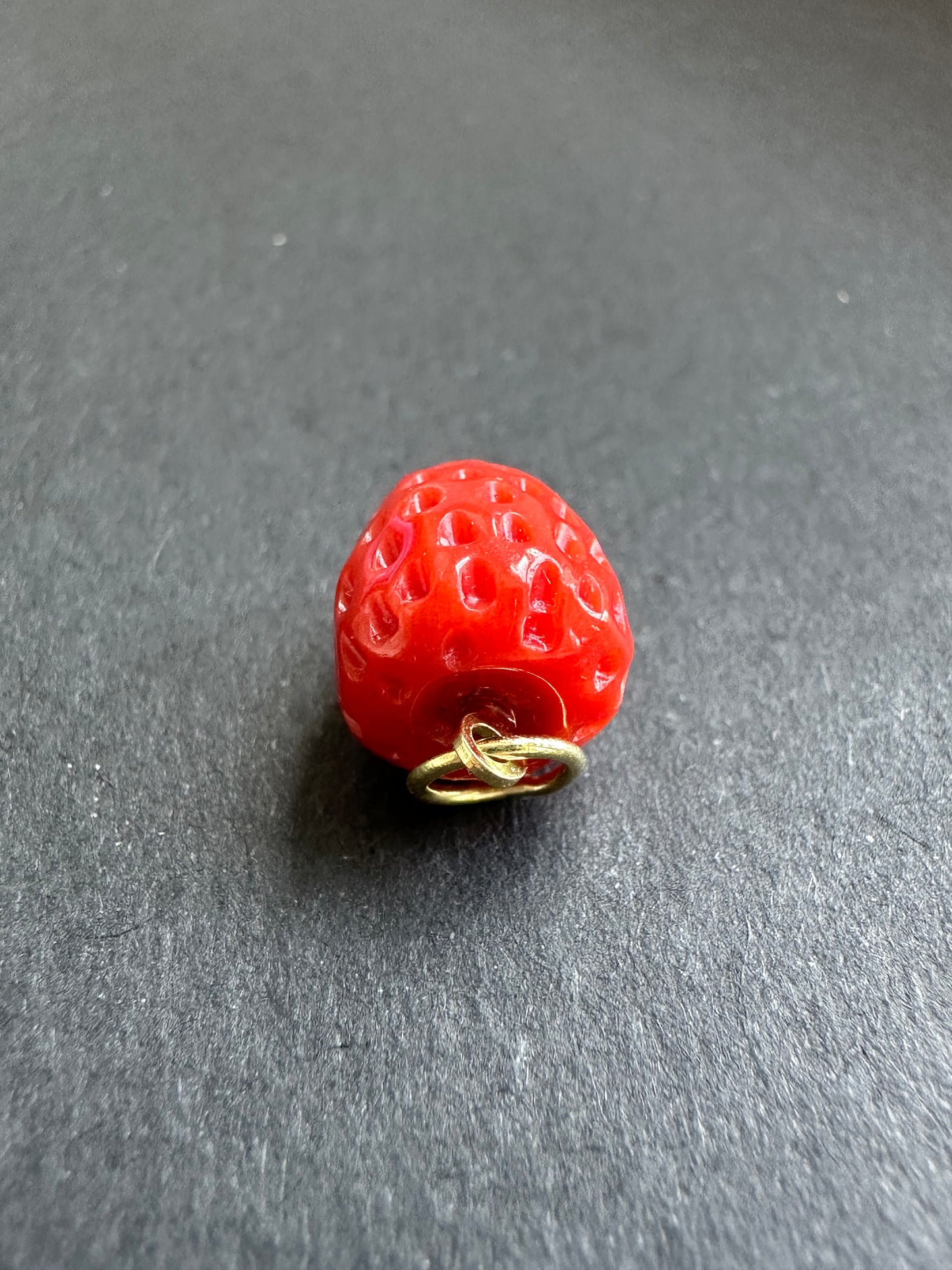 Breloque fraise sculptée en corail en or 18 carats