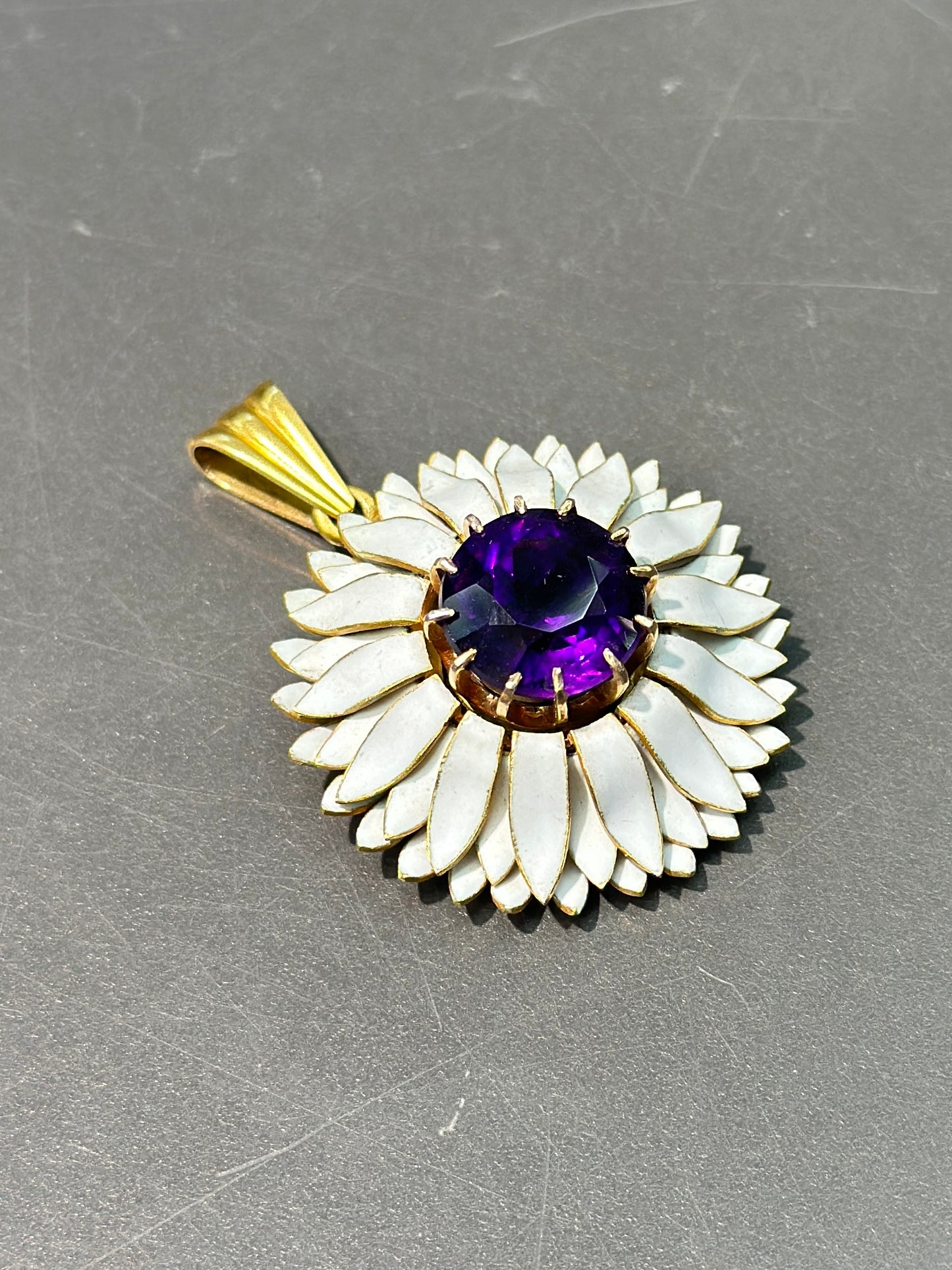 Pendentif marguerite victorienne en or 18 carats avec améthyste et émail blanc