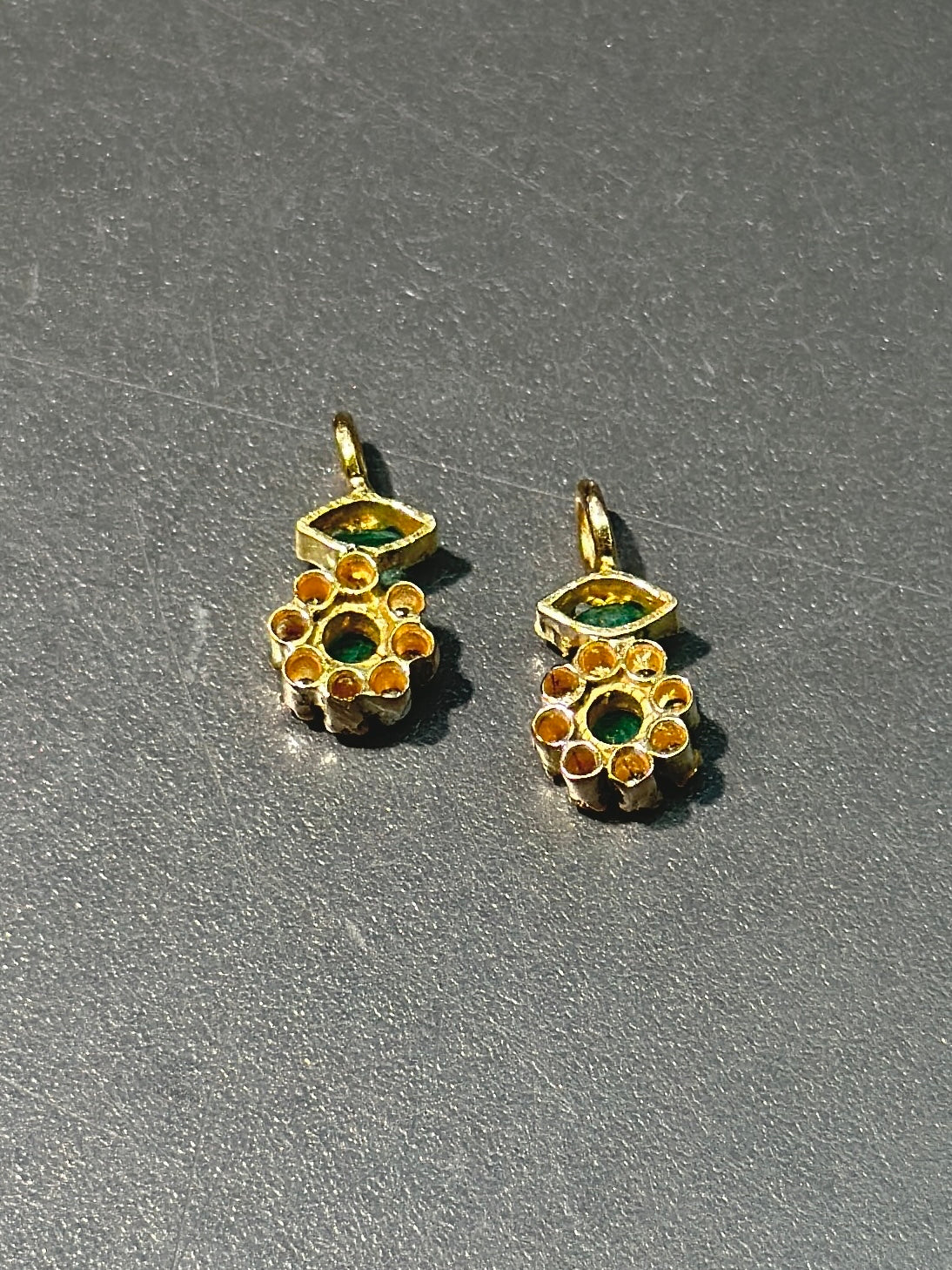 18K 金绿宝石和钻石光环吊坠