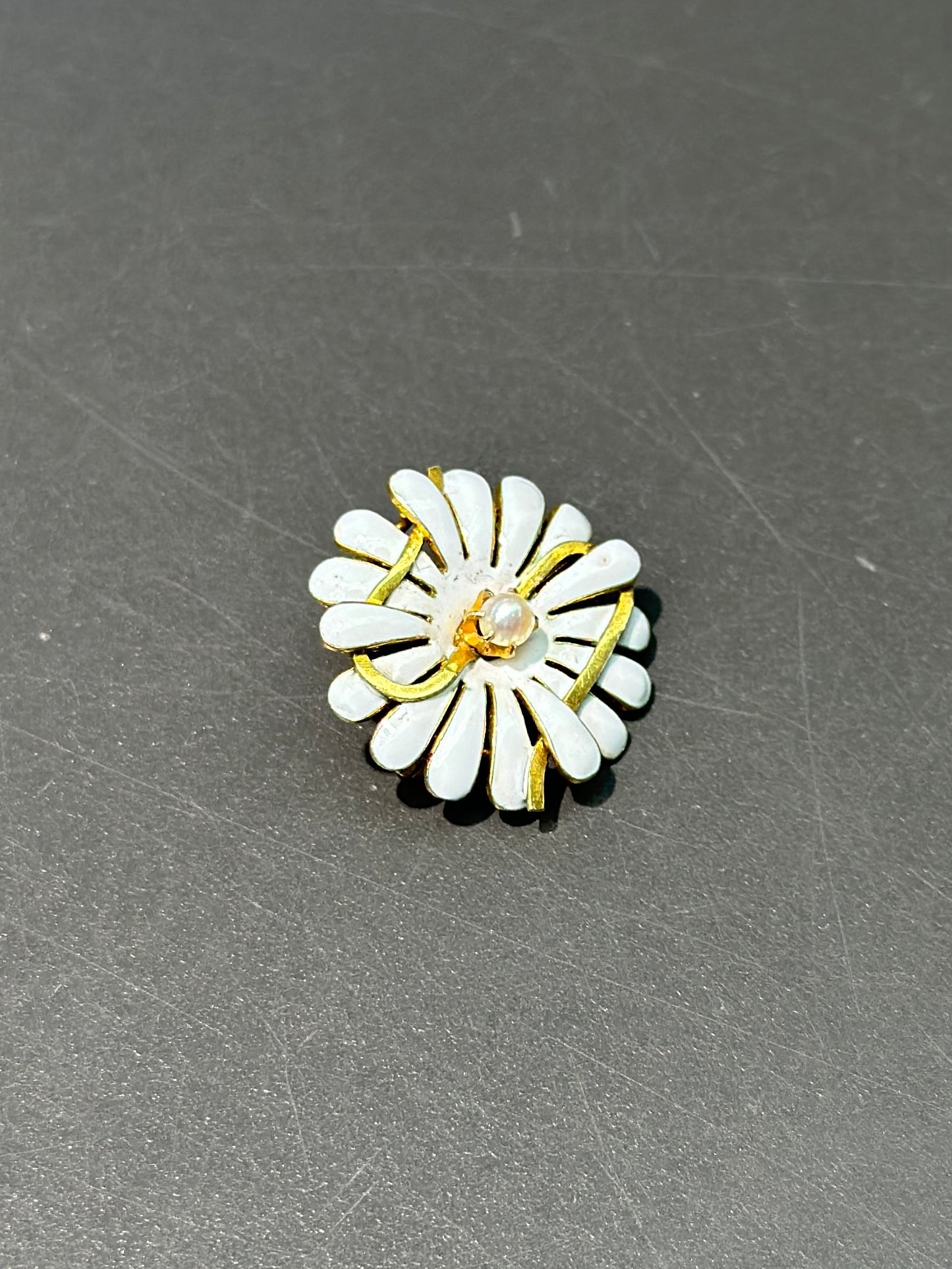 Broche Art Nouveau en émail marguerite blanche en or 14 carats