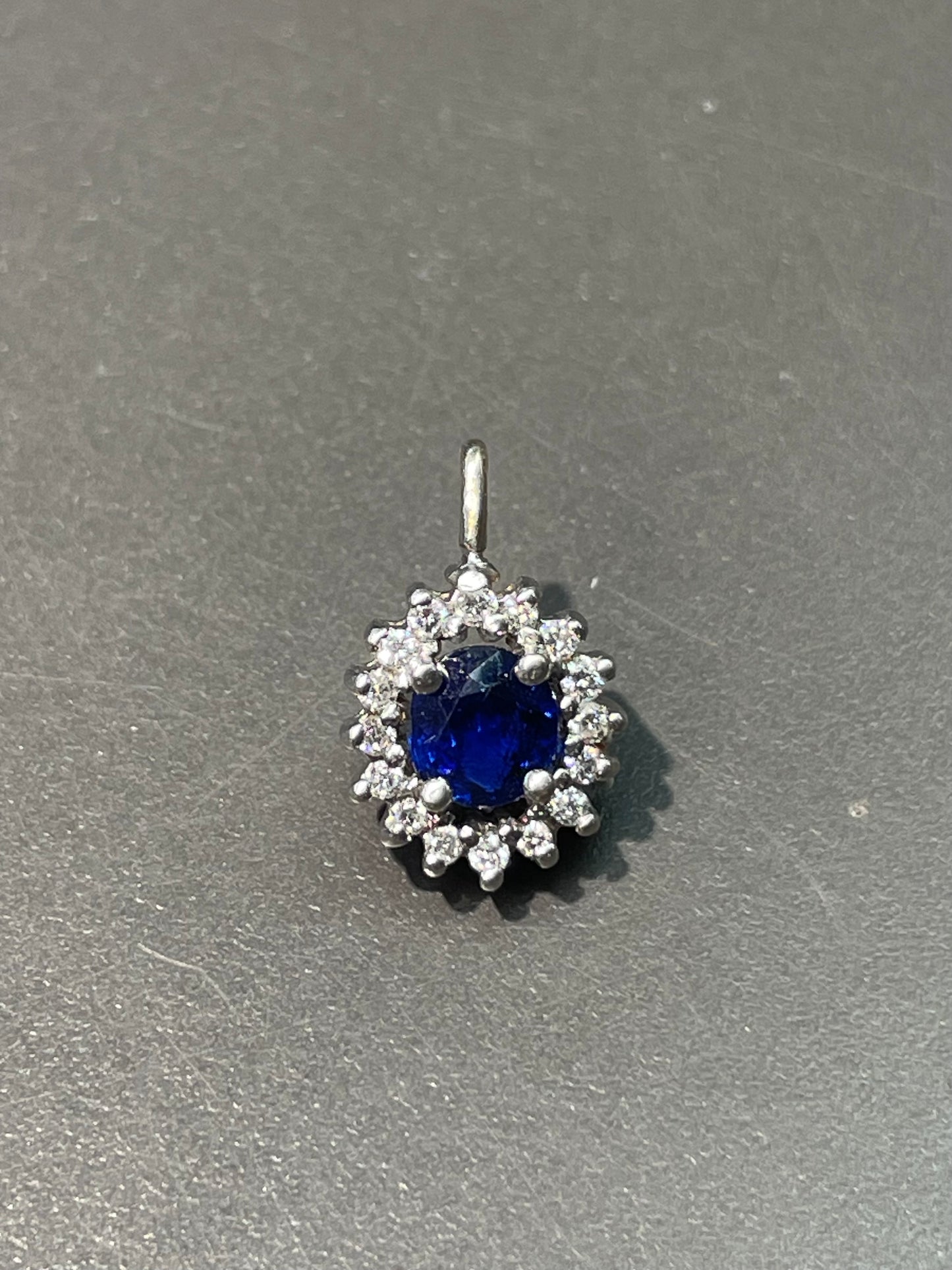 14K 白金蓝宝石钻石光环吊坠