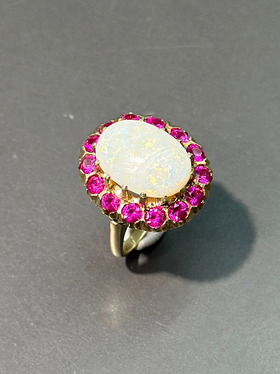 vintage 14K Gold Opal et Synthétique Ruby Halo Ring Taille 6.5