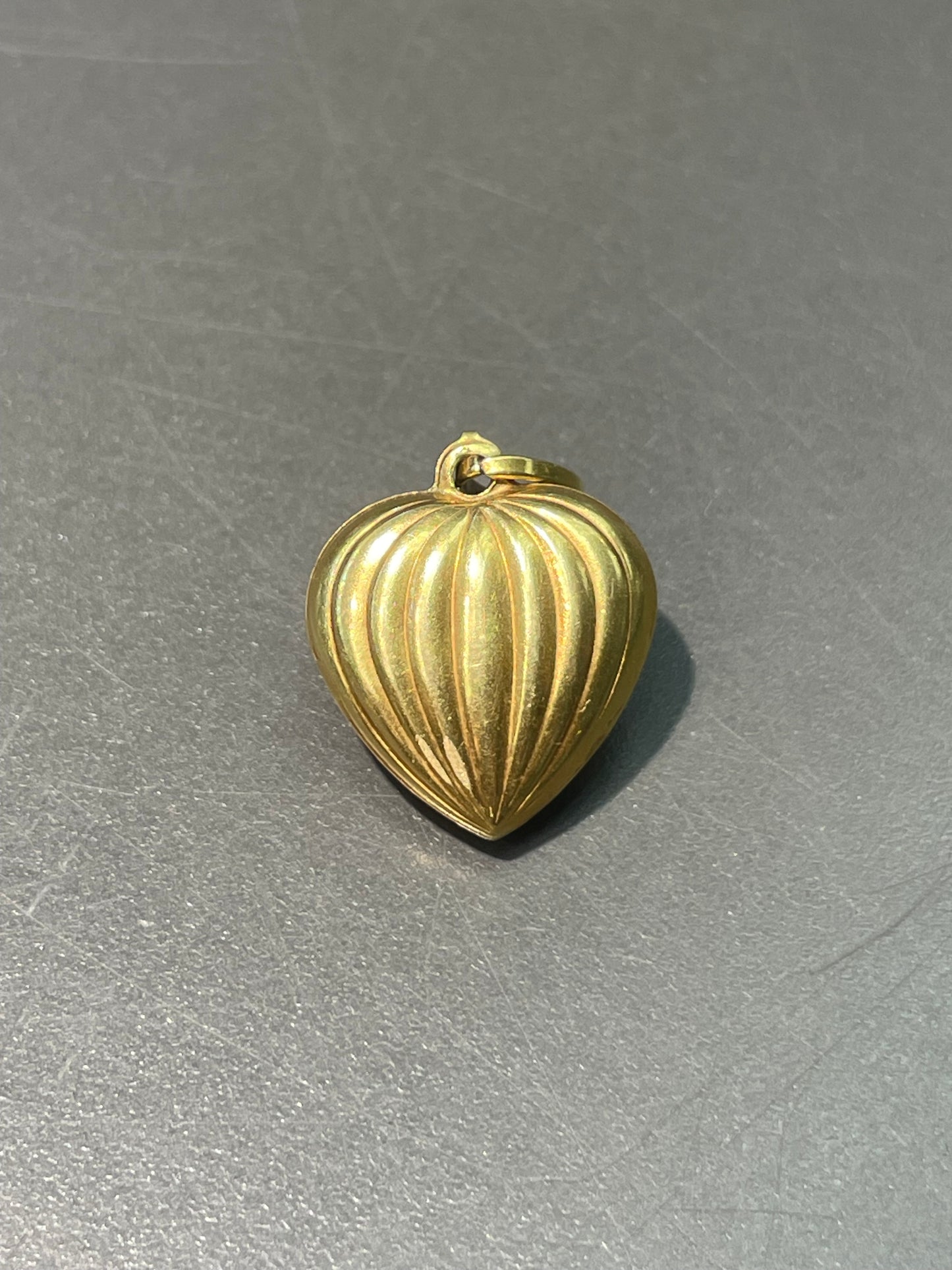 Vintage 18K Yellow Gold Ribbed Heart Charm Pendant