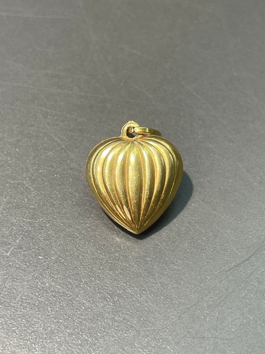 Vintage 18K Yellow Gold Ribbed Heart Charm Pendant