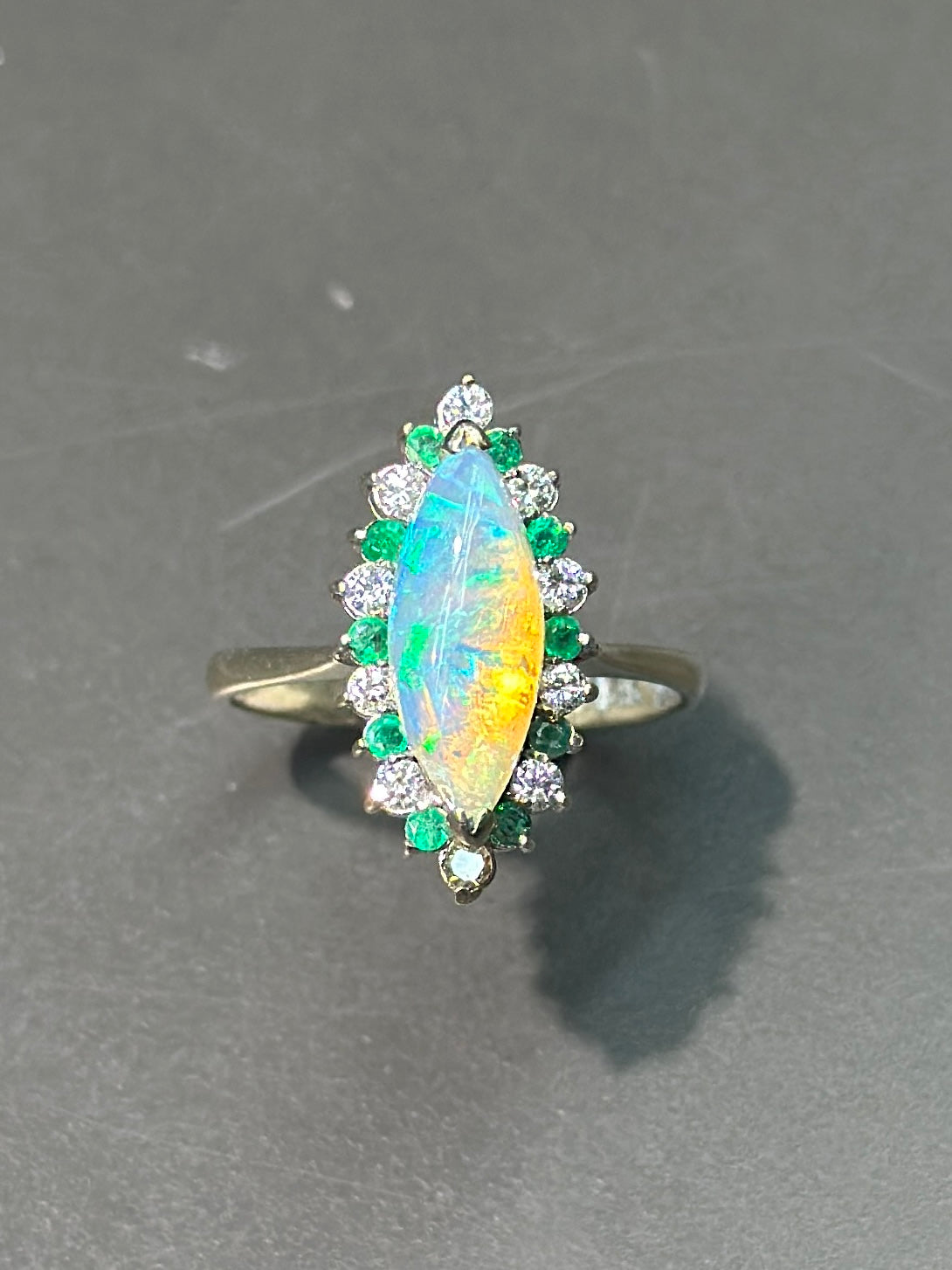 Bague émeraude et diamant opale marquise en or blanc 14 carats