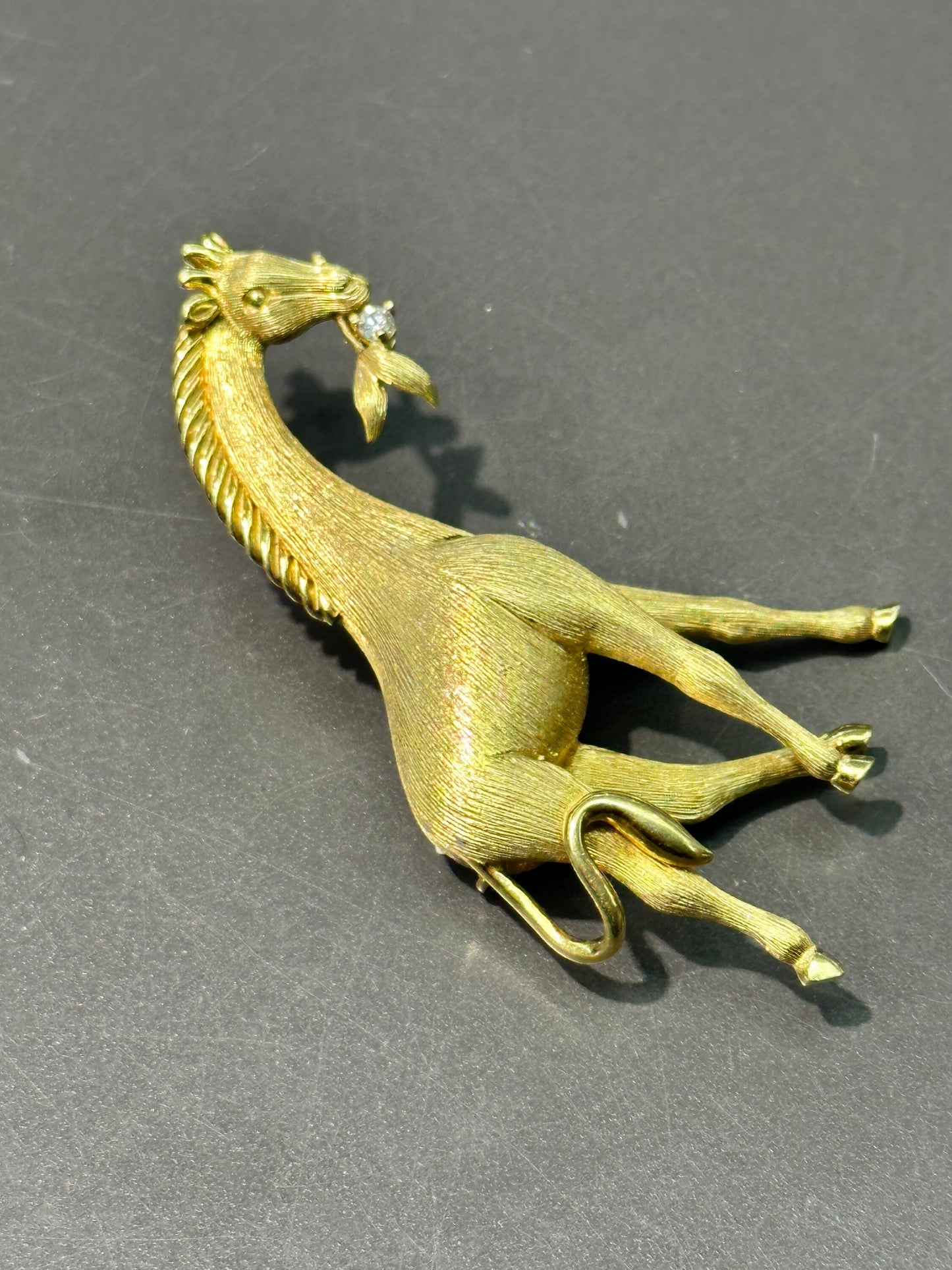 Henry Dunay 18K 金钻石长颈鹿胸针