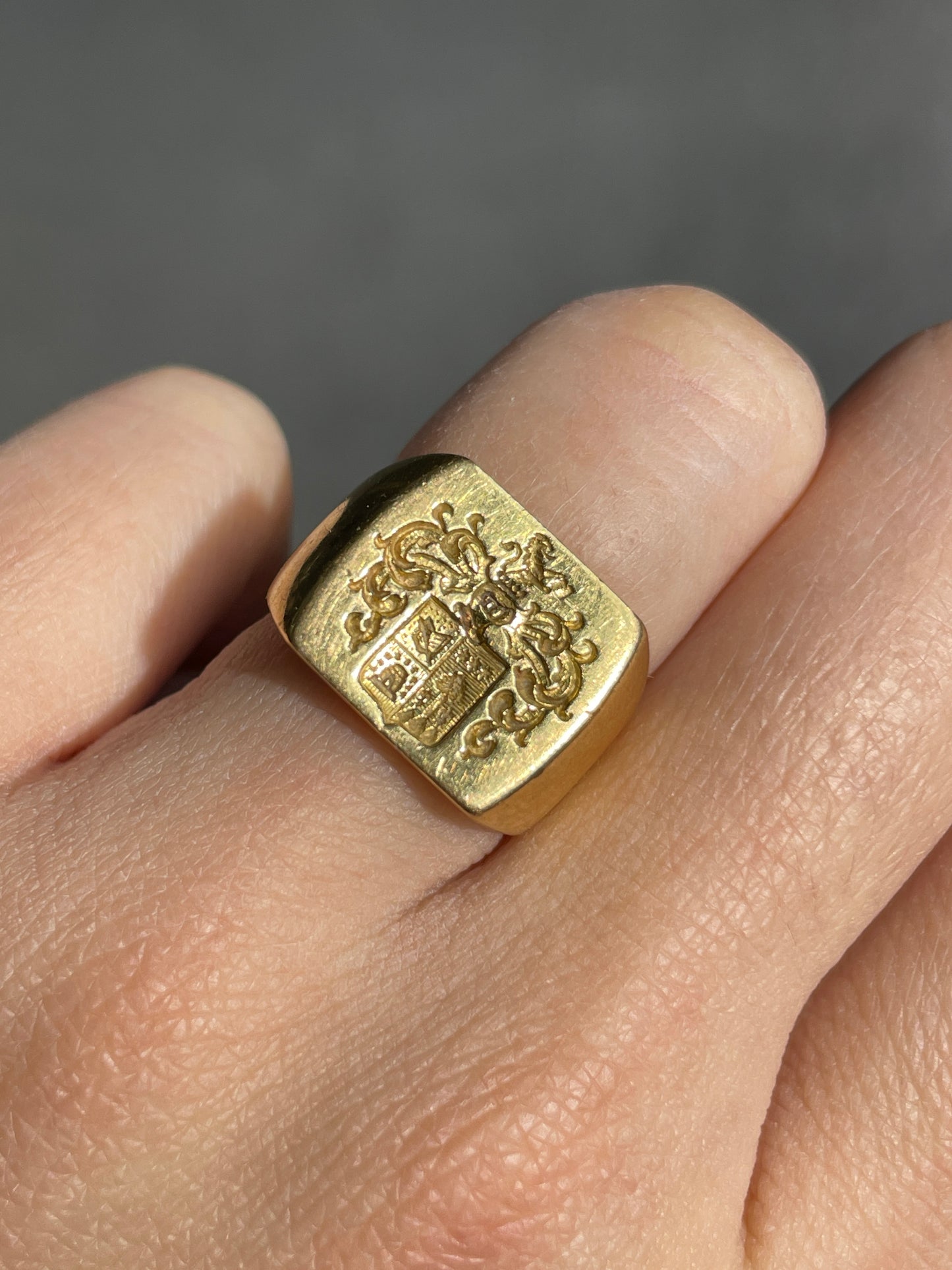 Vintage 18K Gold Shield Signet Intaglio Ring