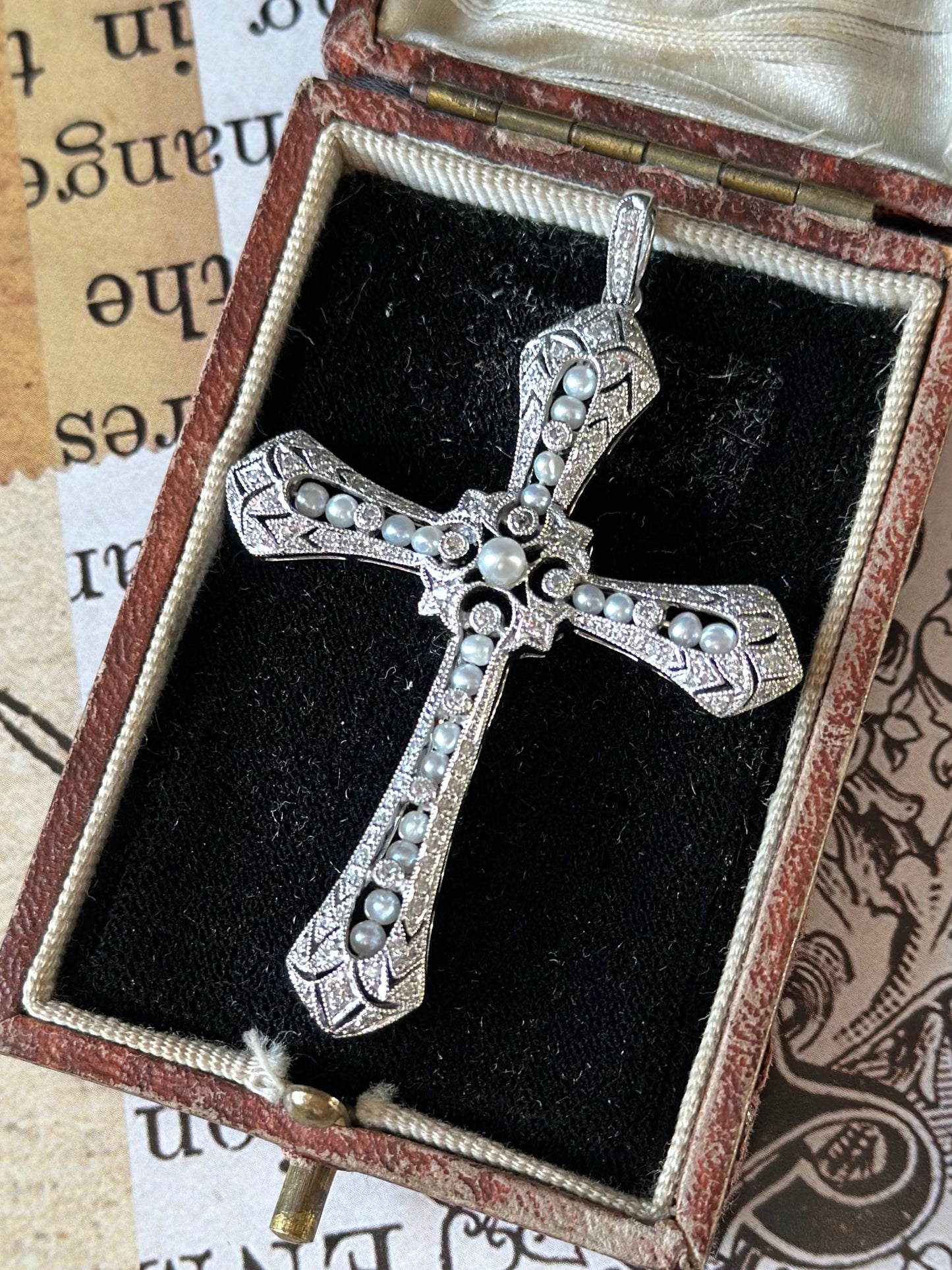 Pendentif Art Déco Platinum Seed Pearl et Diamond Cross