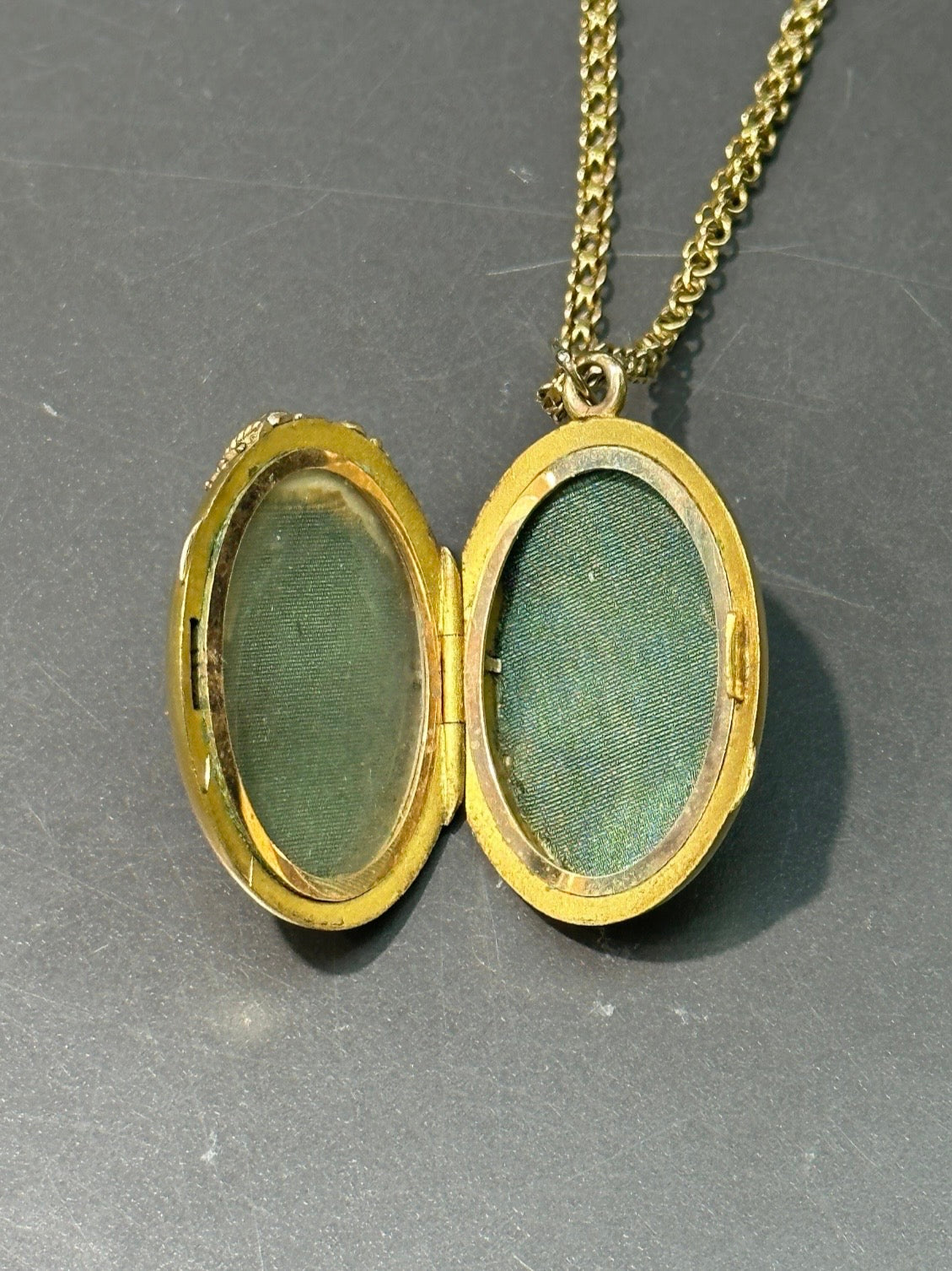 Pendentif médaillon étrusque victorien en or 14 carats