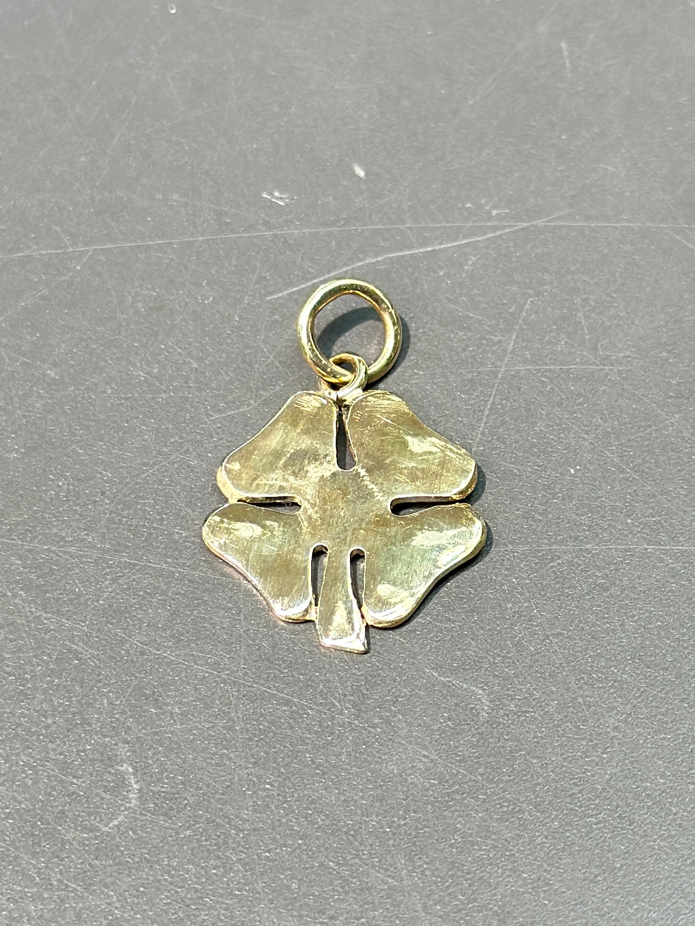 Porte-bonheur trèfle à quatre feuilles en or 14 carats vintage