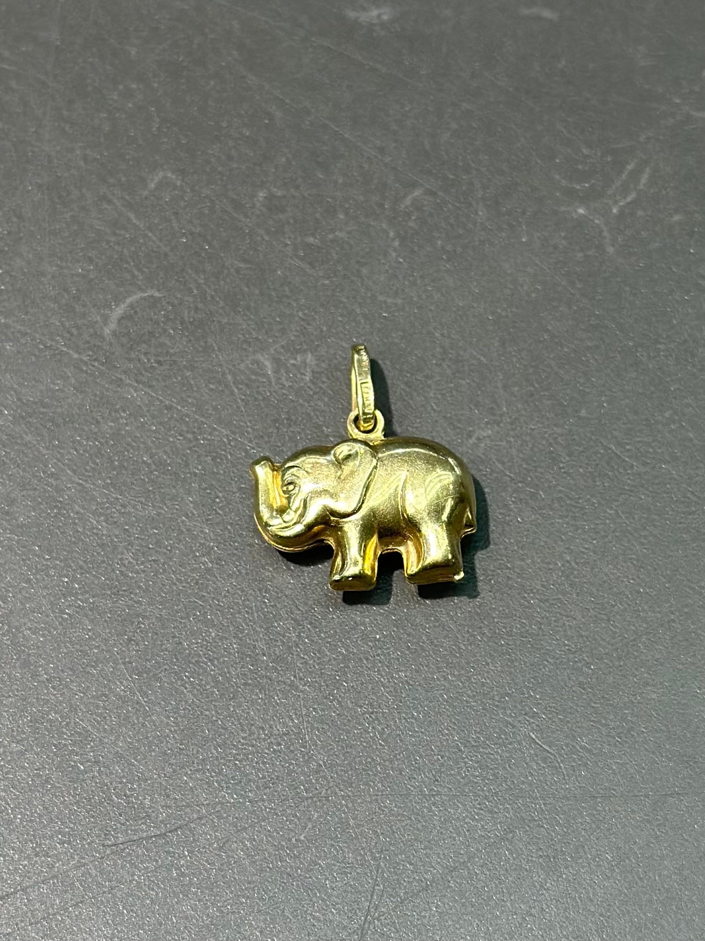 Pendentif à breloque éléphant creux italien vintage en or 14 carats