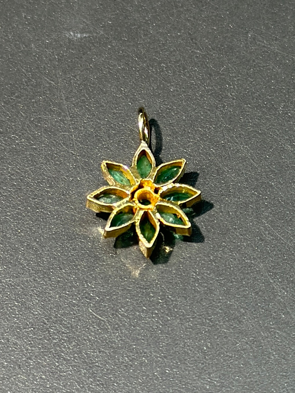 18K 金花朵绿宝石吊坠