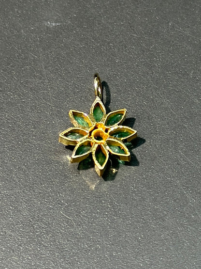 18K 金花朵绿宝石吊坠