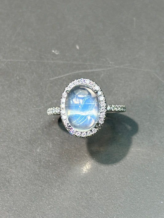 Bague halo de diamants et pierre de lune en platine