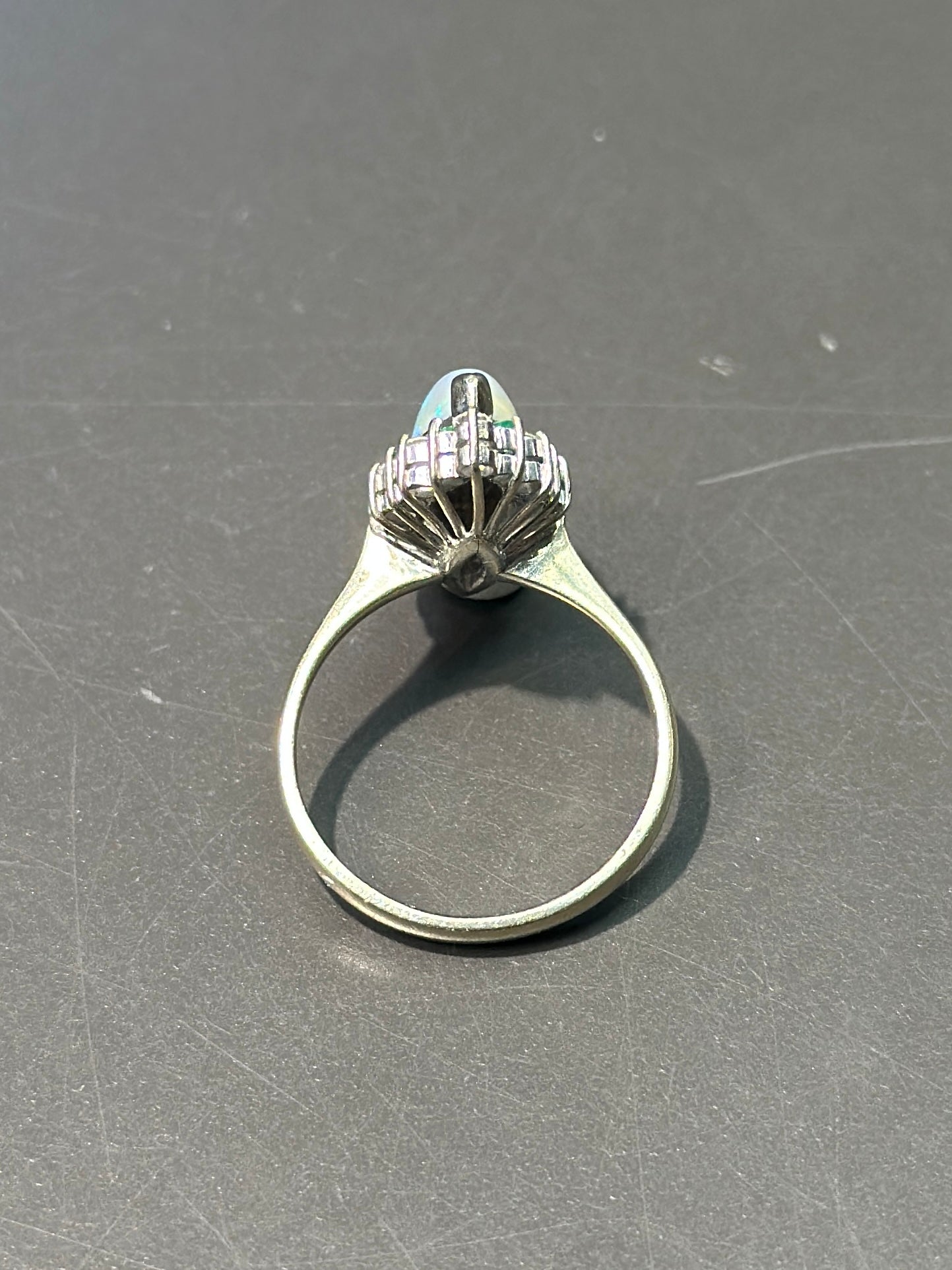 Bague émeraude et diamant opale marquise en or blanc 14 carats