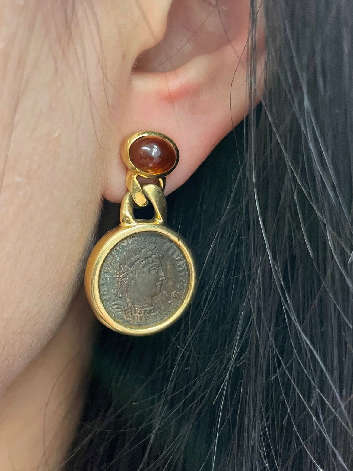 Boucle d'oreille vintage en or 18 carats avec pièce de monnaie antique et citrine
