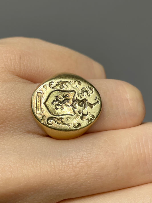 Vintage 18K Yellow Gold Knight Shield Signet Ring