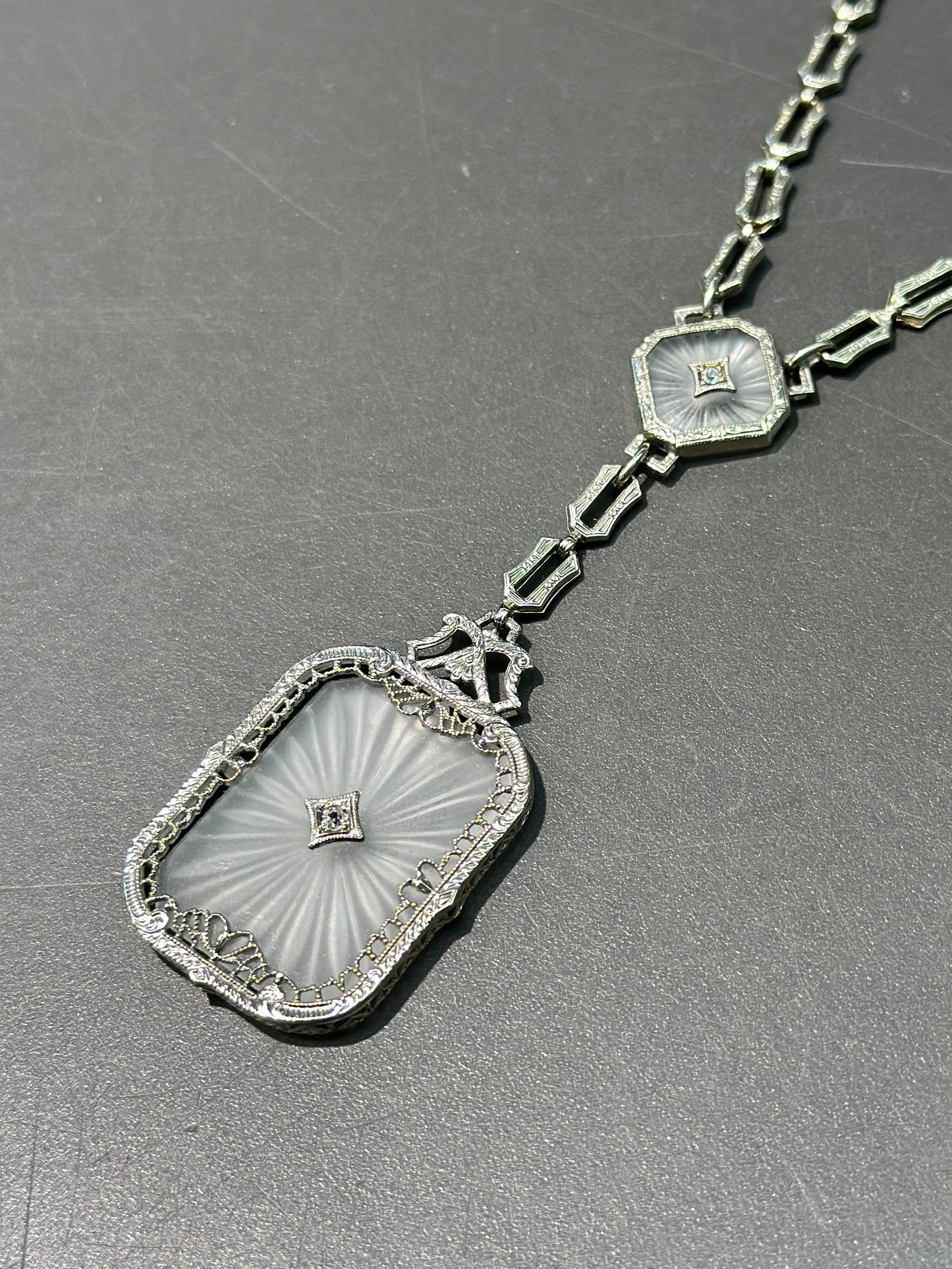 [SUR RÉSERVE] Collier pendentif en verre de camphre en filigrane de diamants en or 14 carats édouardien