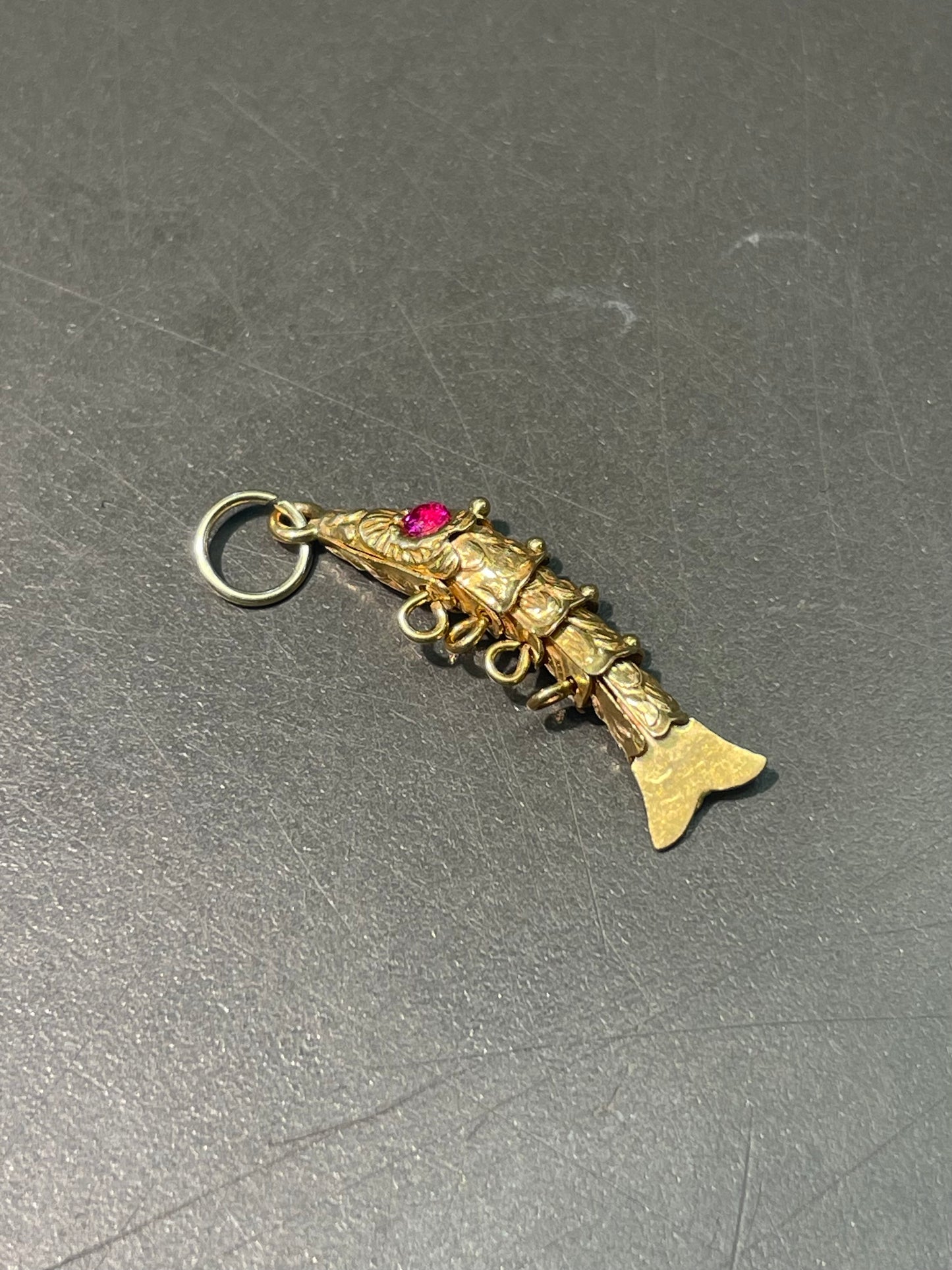 复古 18K 金铰接式鱼形吊坠