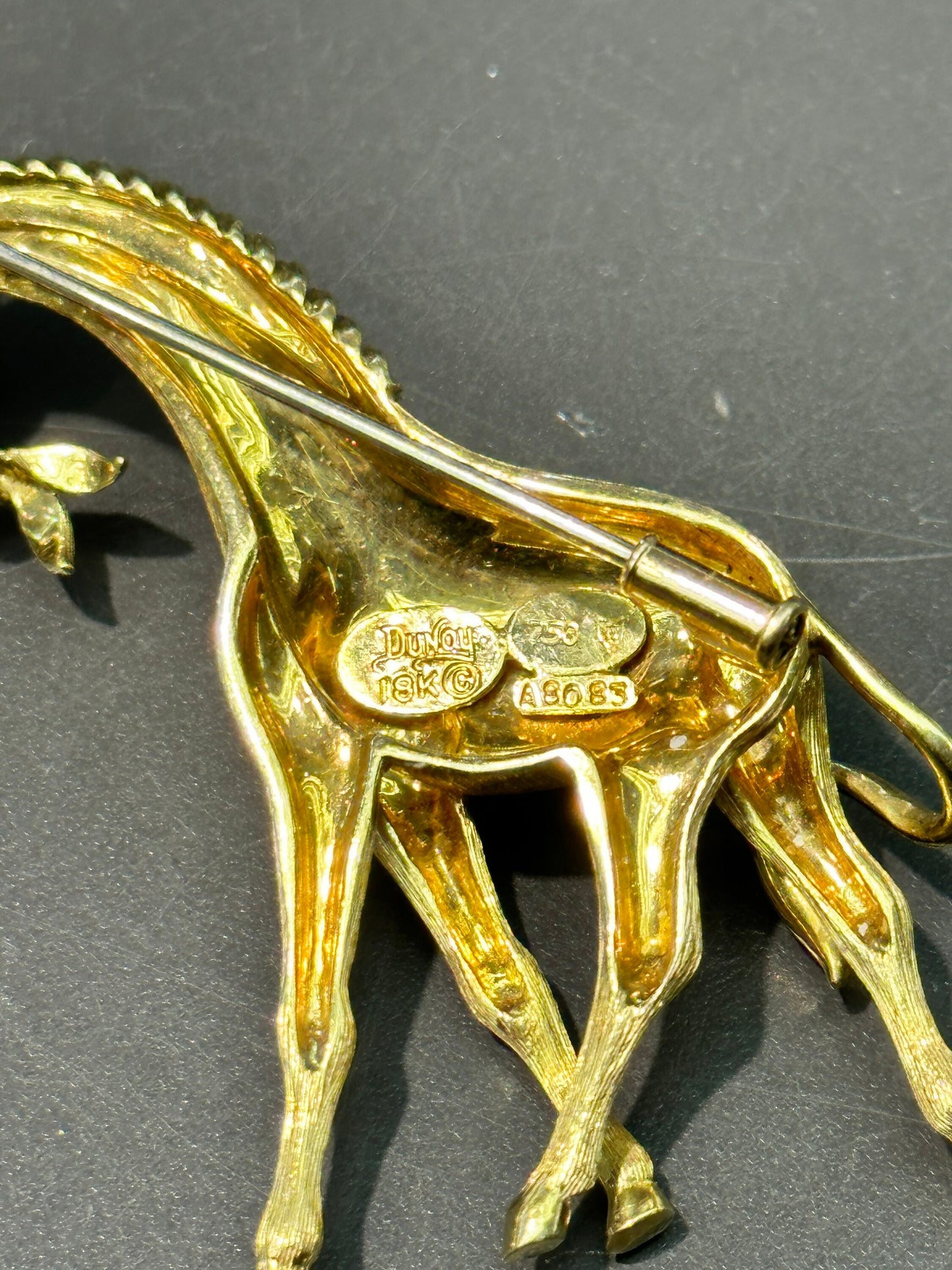 Henry Dunay 18K 金钻石长颈鹿胸针