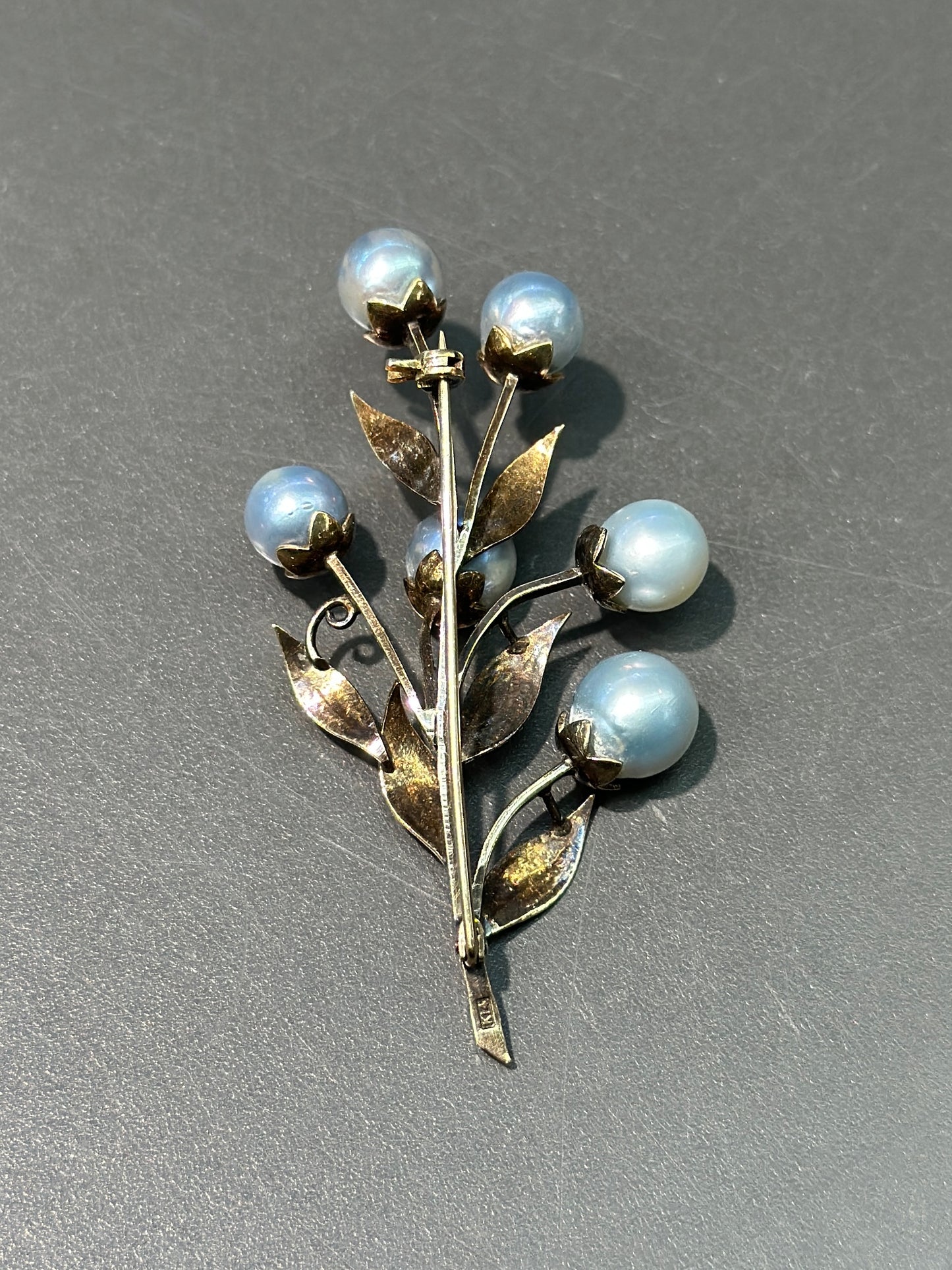 ￼复古 14K 金珍珠花胸针