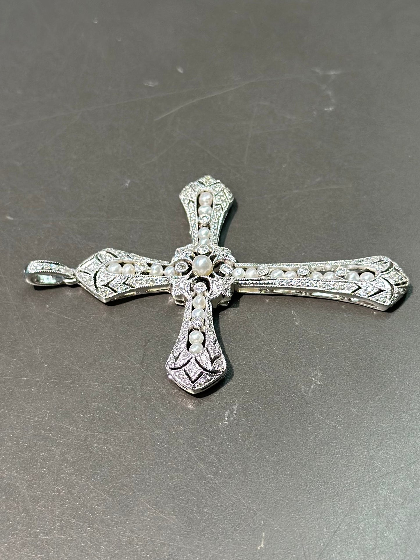 Pendentif Art Déco Platinum Seed Pearl et Diamond Cross