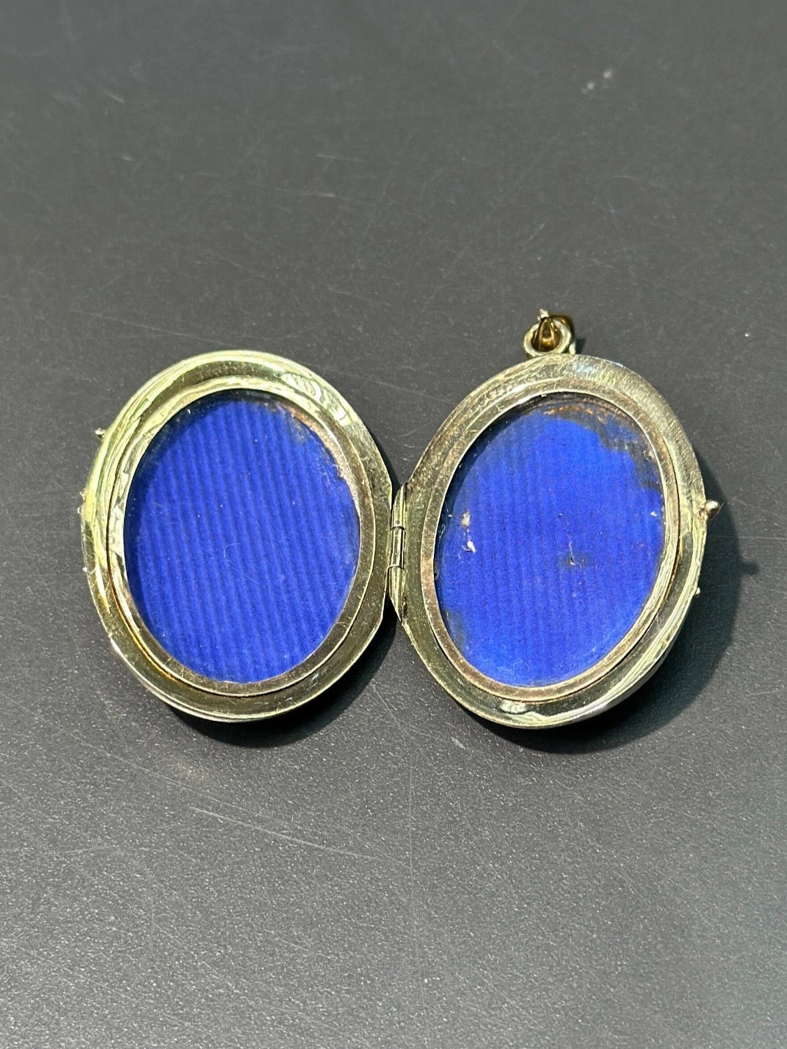 Médaillon pendentif aigle en perles de graines d'émail en or victorien 14 carats