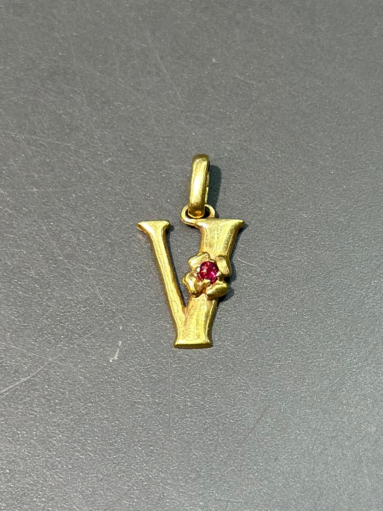 Vintage 18K Gold Garnet Flower V Letter Charm