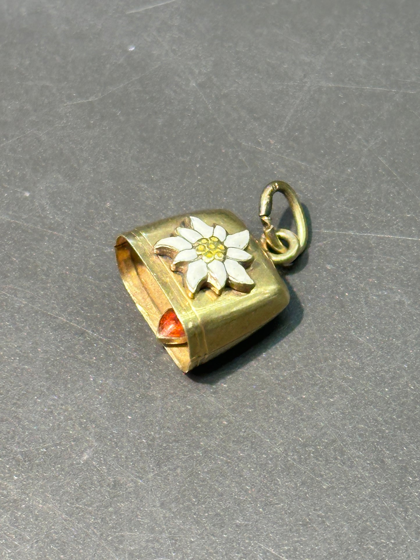 复古 14K 金铰接雏菊心形铃铛吊饰