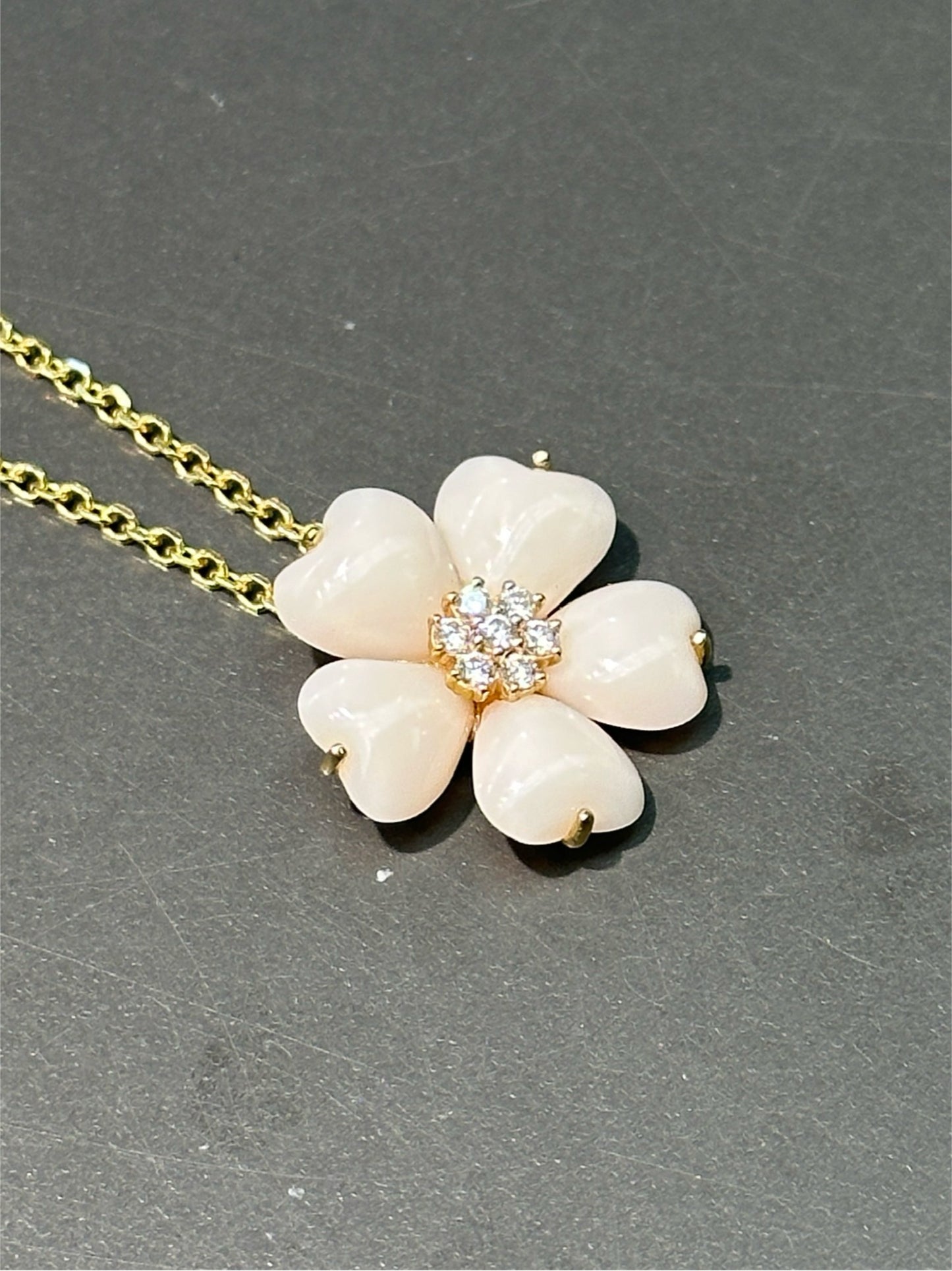 Pendentif rose en forme de cœur et de corail en forme de petit ange en or 14 carats