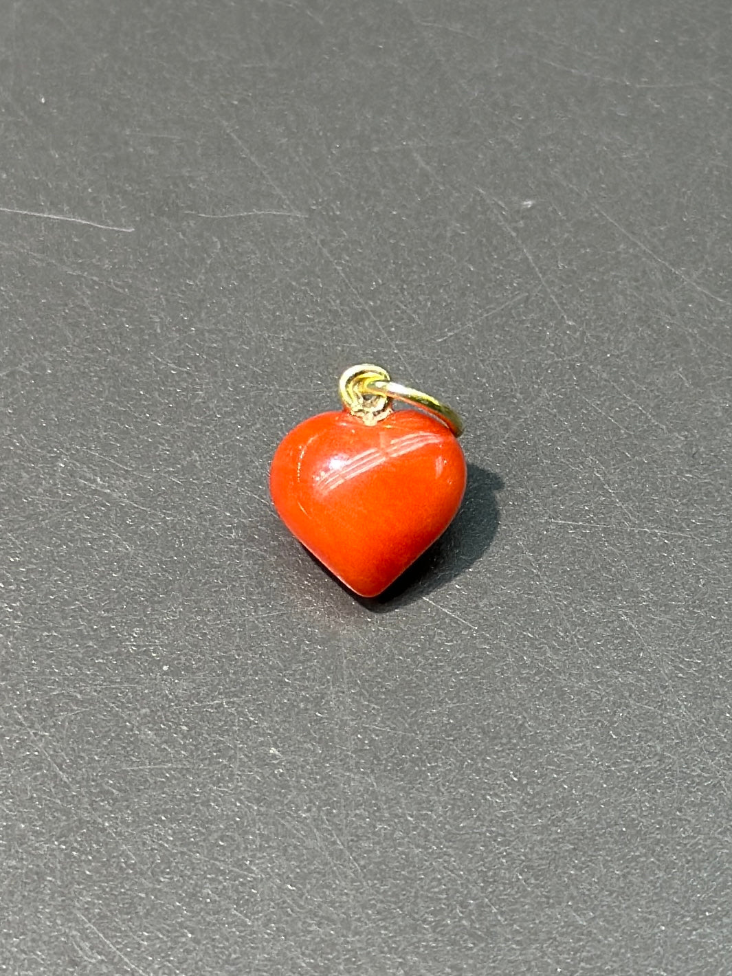 Breloque cœur sculpté en corail en or 18 carats