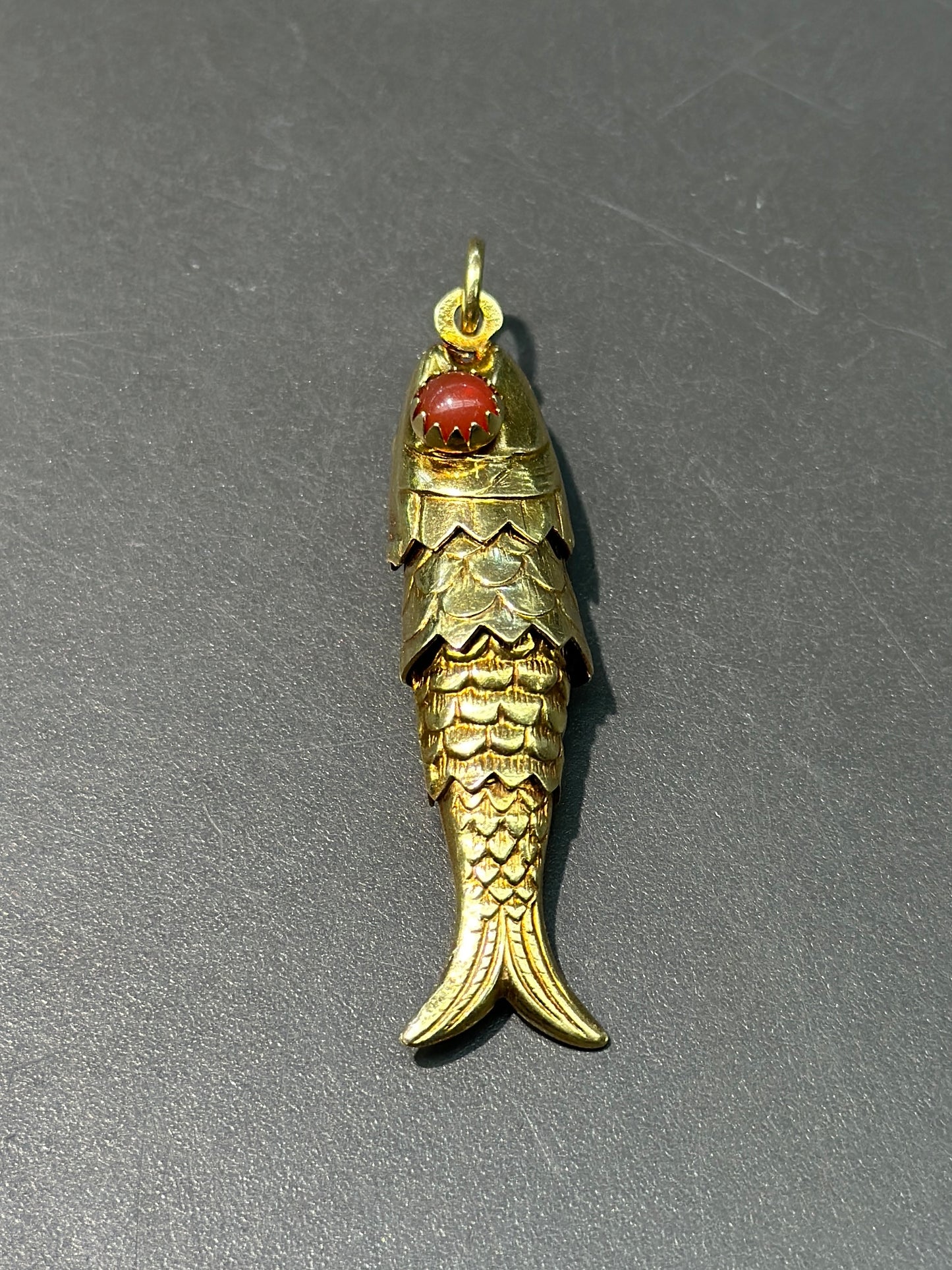 Pendentif vintage grand poisson articulé en or 18 carats